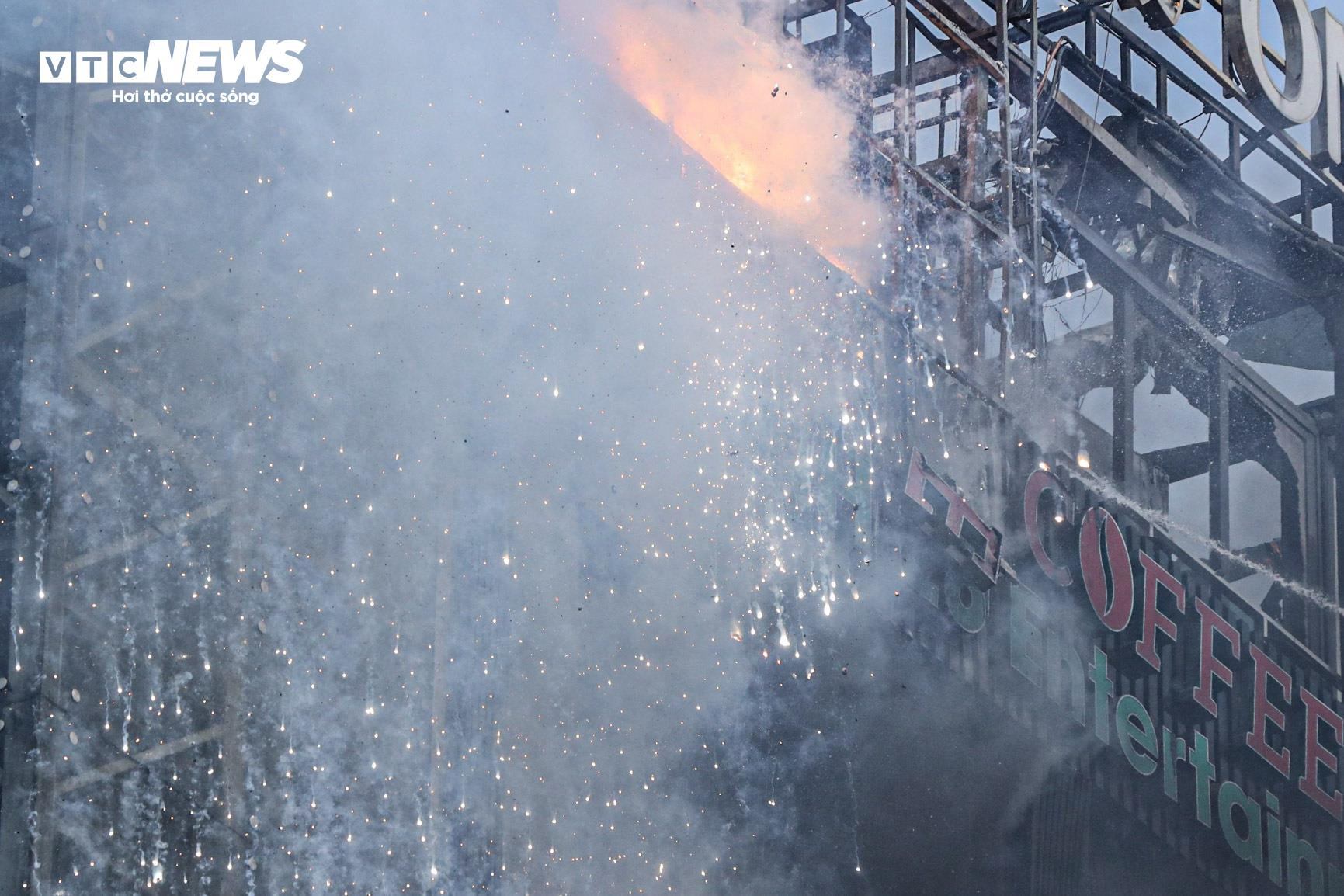 Cảnh sát dùng xe thang dập đám cháy quán bar tầng 9 ở Hà Nội - 4