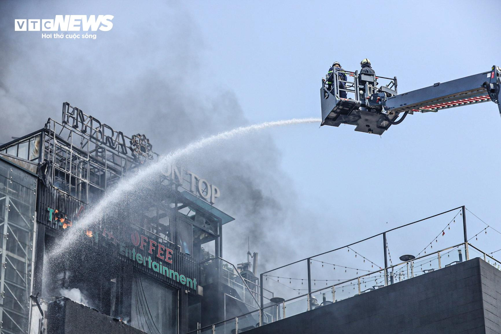 Cảnh sát dùng xe thang dập đám cháy quán bar tầng 9 ở Hà Nội - 8