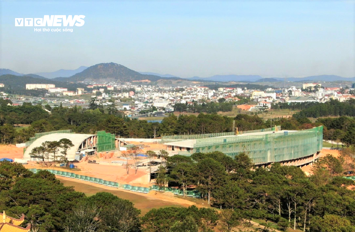 Công trình 'mọc' sai phép trong sân golf Đồi Cù Đà Lạt giờ ra sao? - 3
