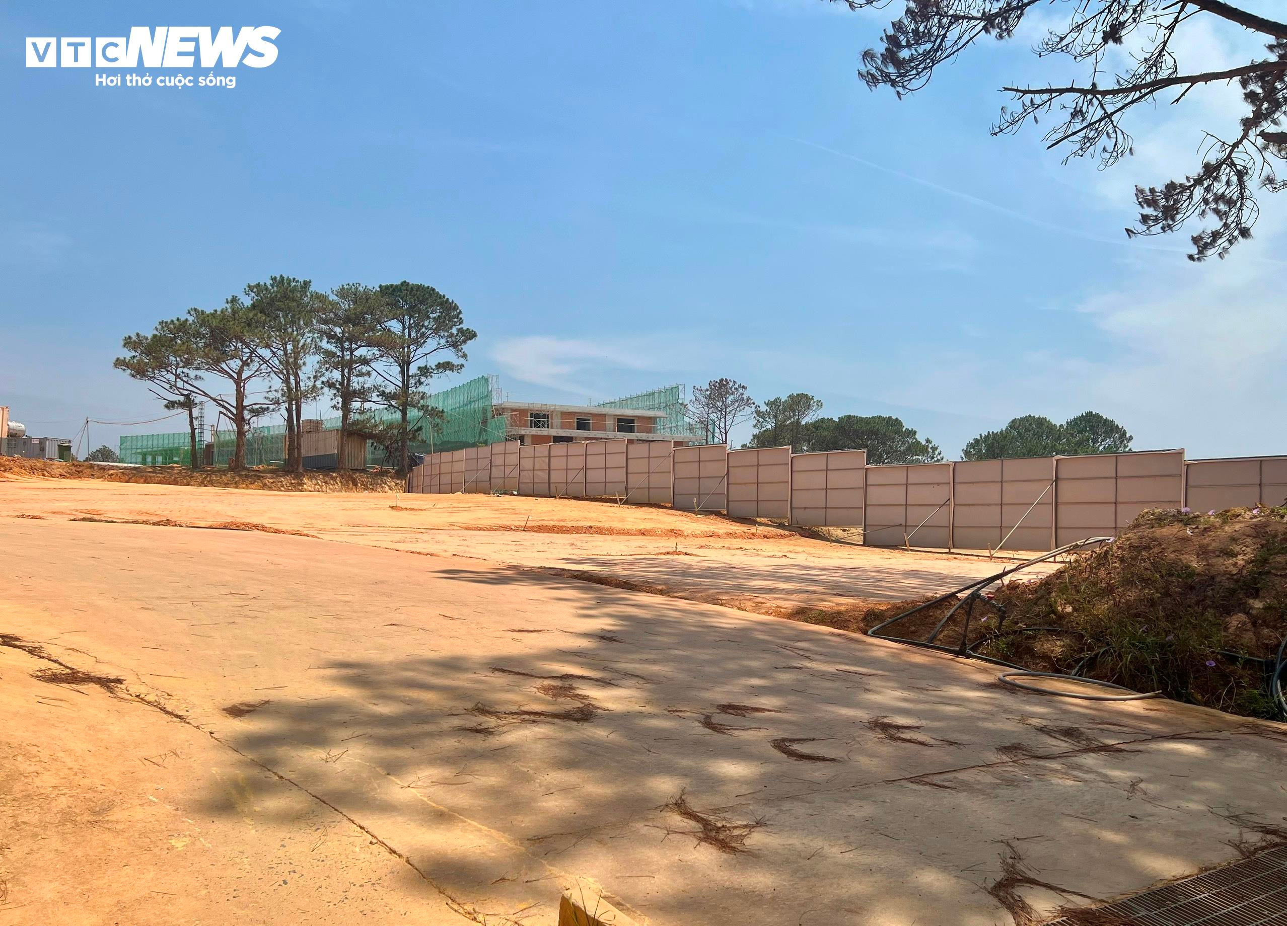 Công trình 'mọc' sai phép trong sân golf Đồi Cù Đà Lạt giờ ra sao? - 2