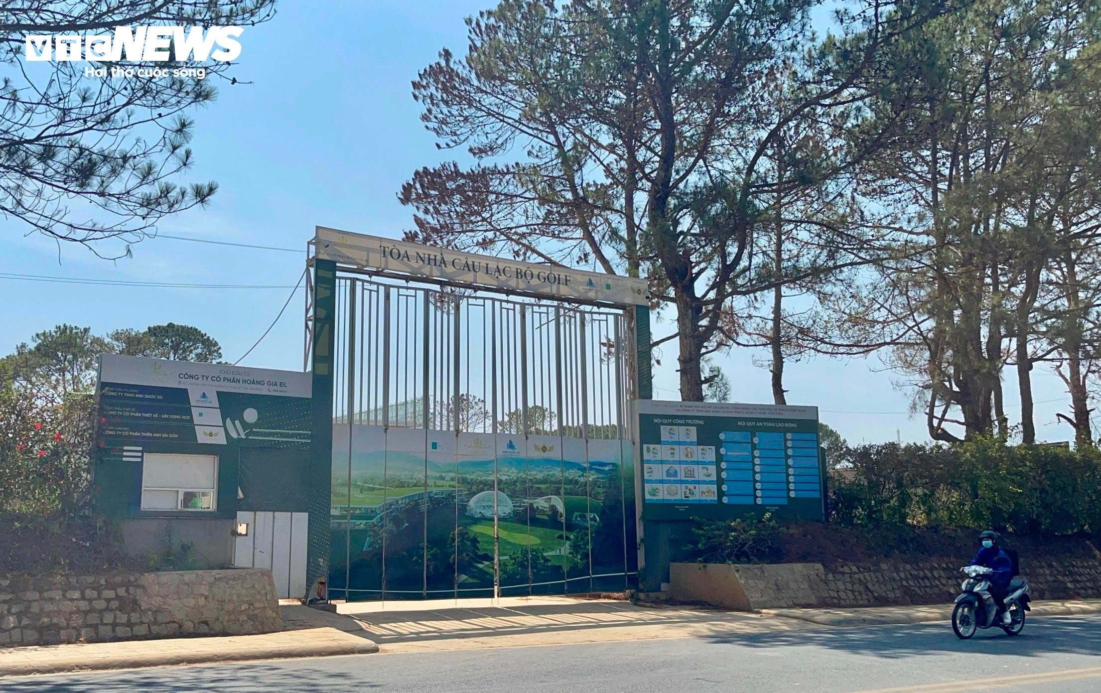 Công trình 'mọc' sai phép trong sân golf Đồi Cù Đà Lạt giờ ra sao? - 1