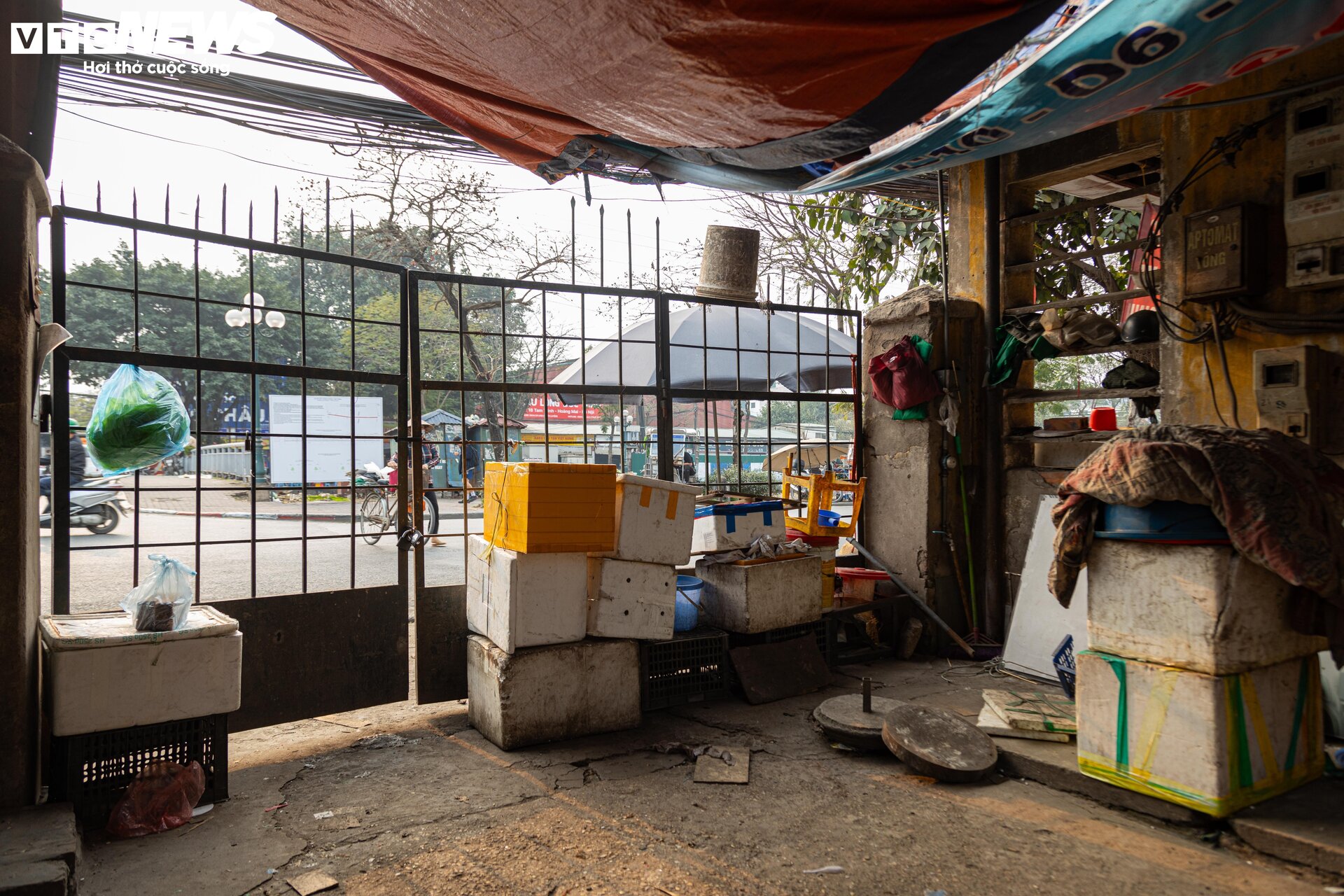Cảnh ngổn ngang, tan hoang trong chợ Mai Động chờ ngày bị 'khai tử' - 21