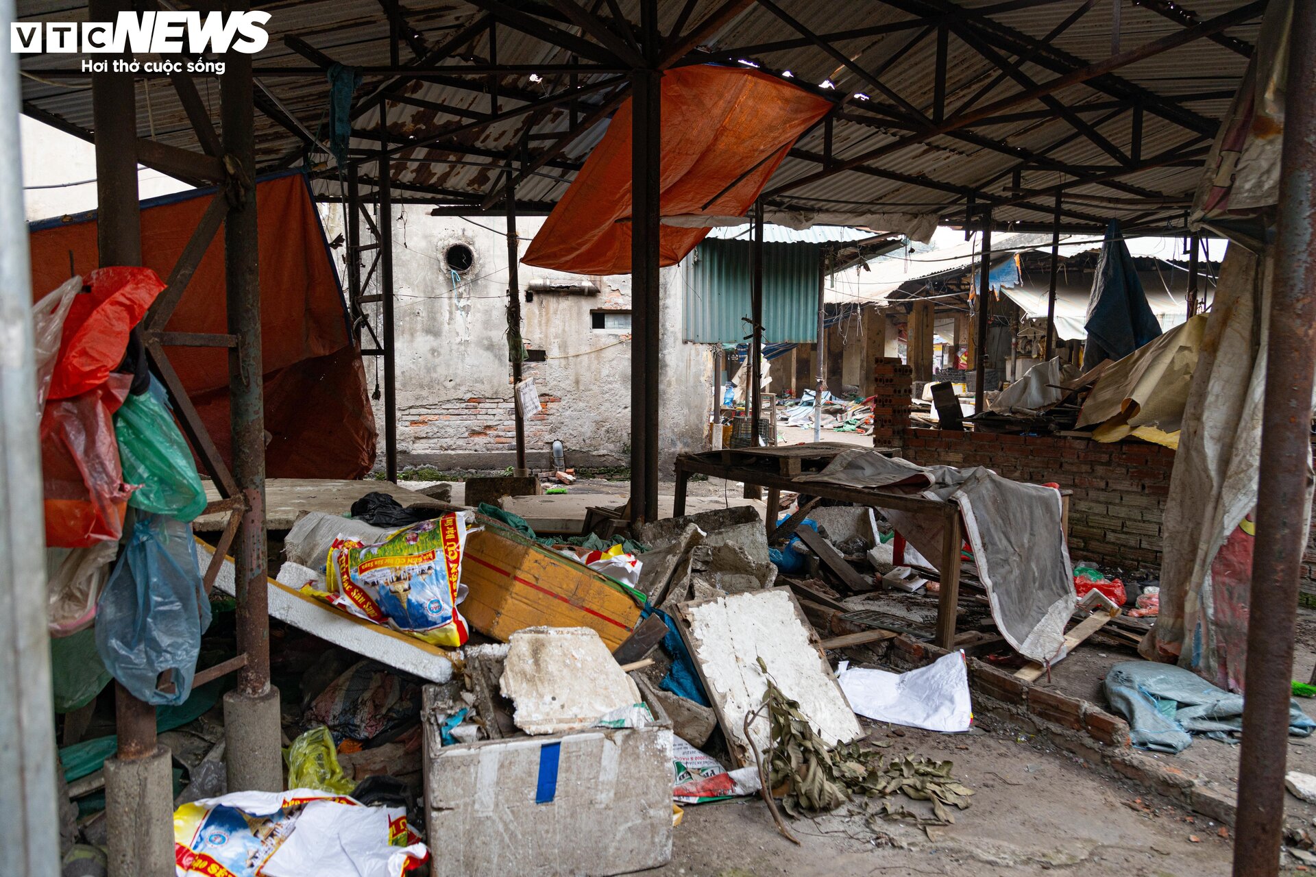 Cảnh ngổn ngang, tan hoang trong chợ Mai Động chờ ngày bị 'khai tử' - 15