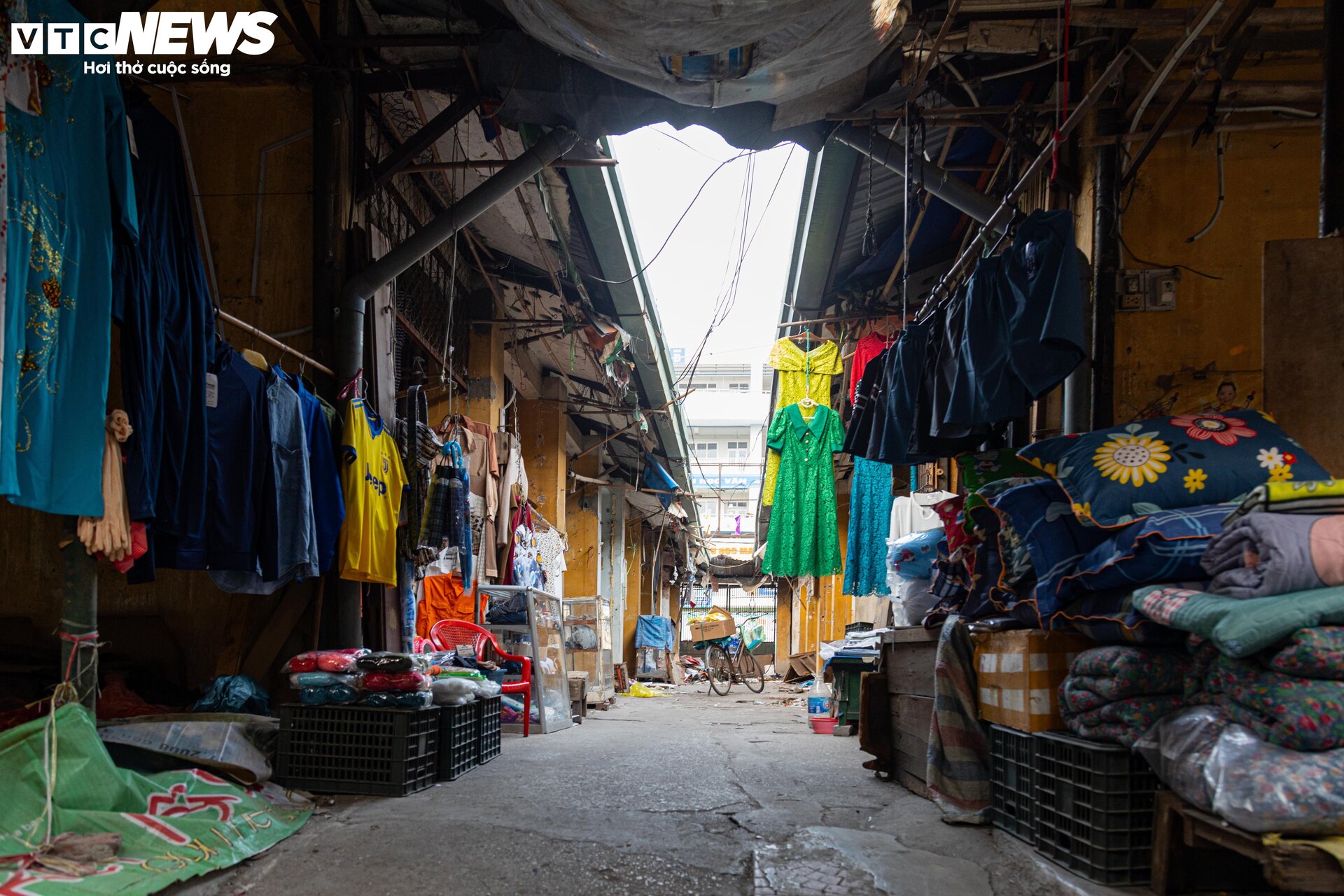 Cảnh ngổn ngang, tan hoang trong chợ Mai Động chờ ngày bị 'khai tử' - 13