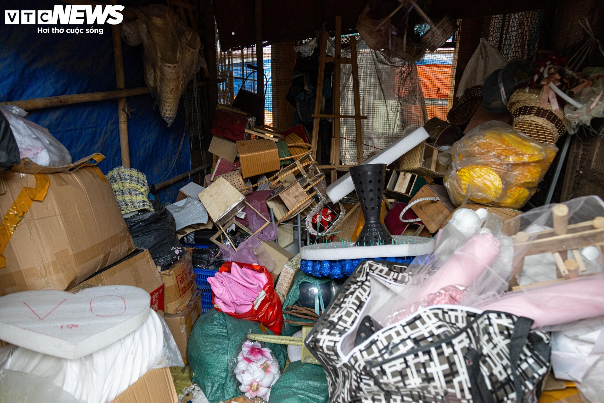 Cảnh ngổn ngang, tan hoang trong chợ Mai Động chờ ngày bị 'khai tử' - 18