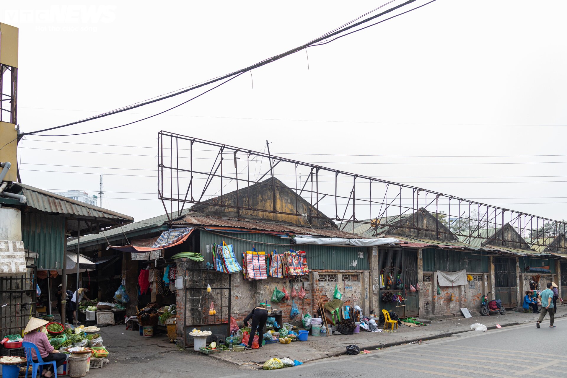 Cảnh ngổn ngang, tan hoang trong chợ Mai Động chờ ngày bị 'khai tử' - 19