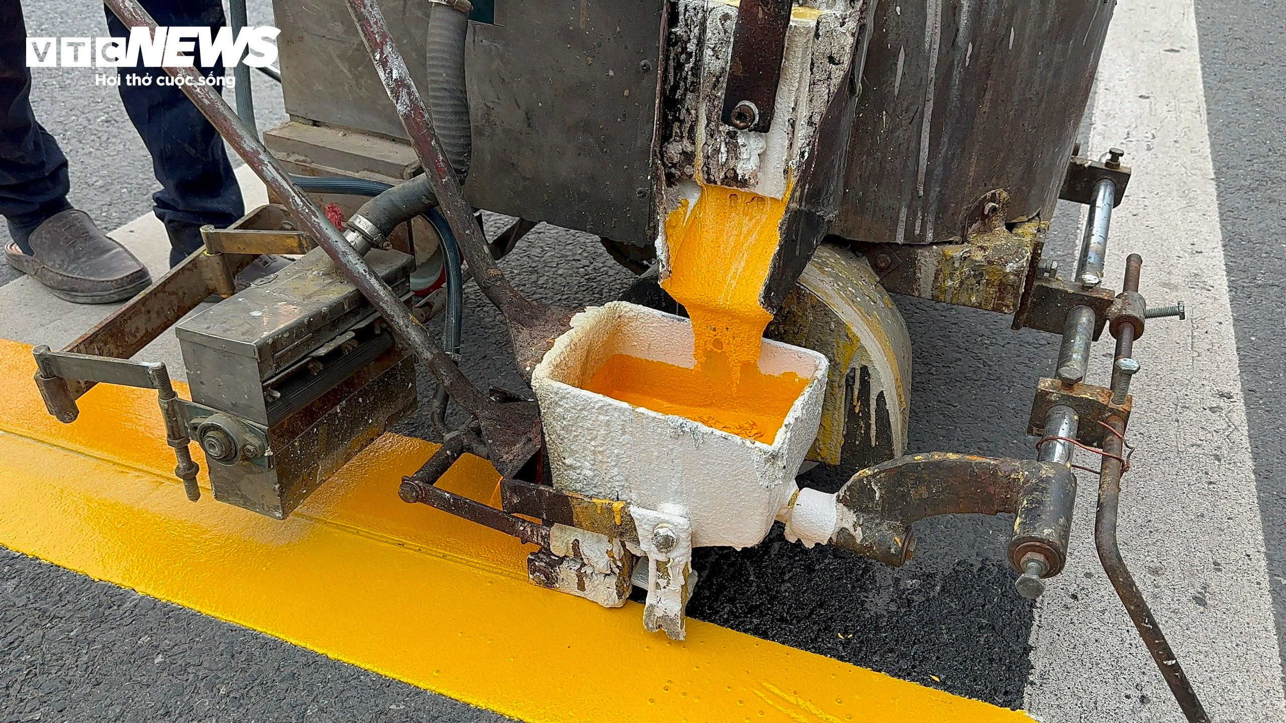 Ngày đầu khắc phục những bất cập nguy hiểm trên cao tốc Cam Lộ - La Sơn - 6