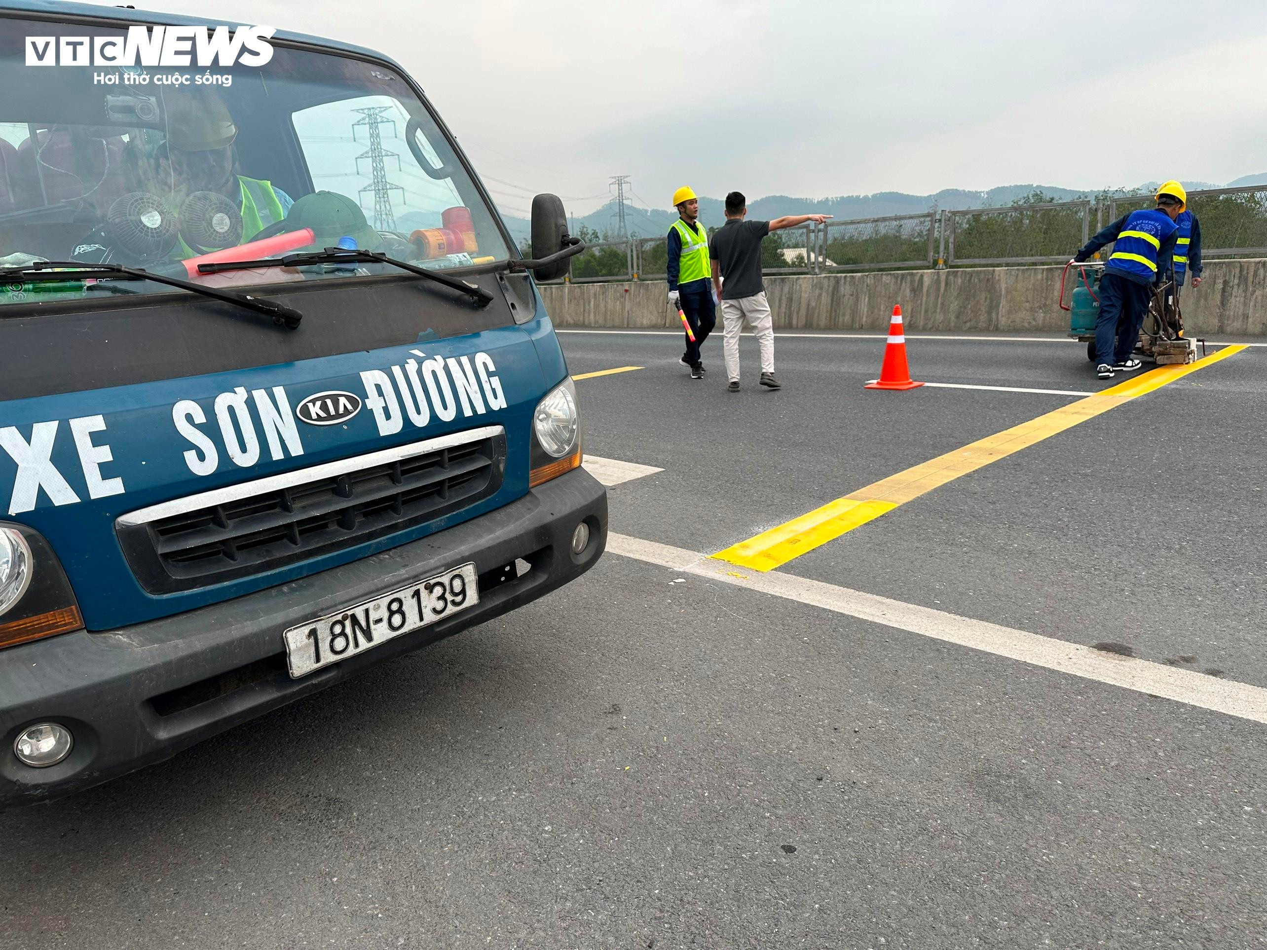 Ngày đầu khắc phục những bất cập nguy hiểm trên cao tốc Cam Lộ - La Sơn - 3