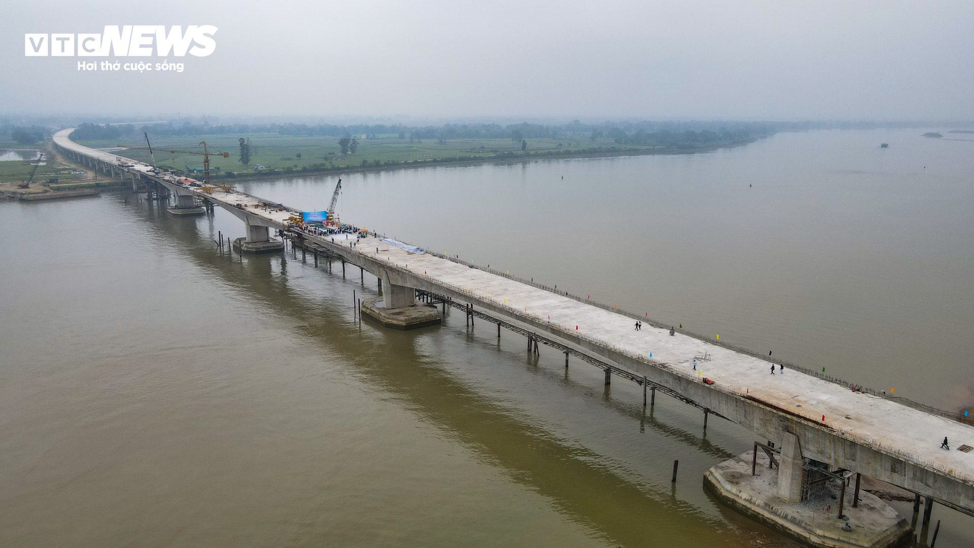 Hợp long cầu vượt sông dài nhất cao tốc Bắc -Nam nối Nghệ An và Hà Tĩnh - 4