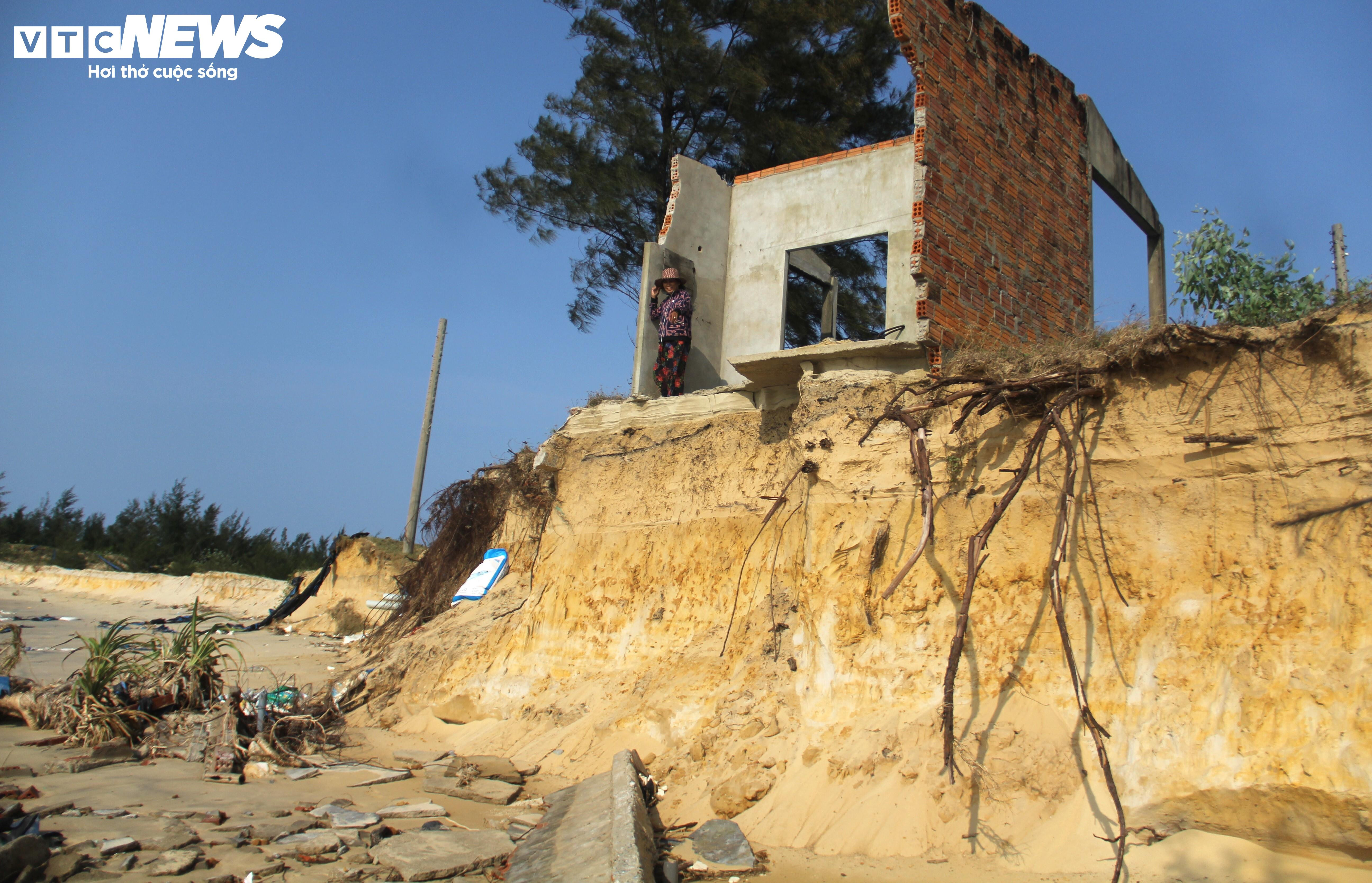 Sóng cuốn sập nhà tạm, 'nuốt chửng' ao tôm của người dân ven biển ở Quảng Nam - 6