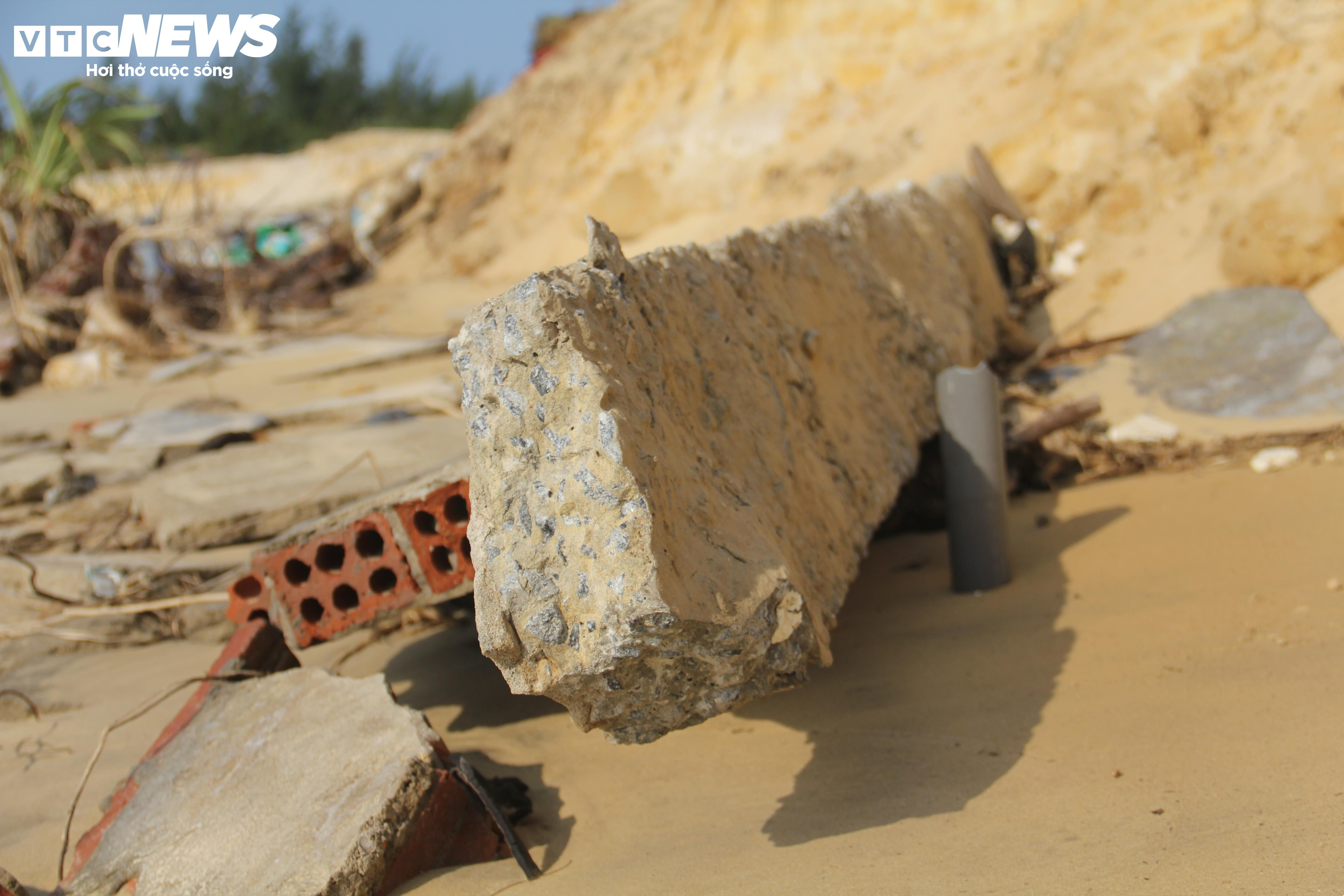 Sóng cuốn sập nhà tạm, 'nuốt chửng' ao tôm của người dân ven biển ở Quảng Nam - 5