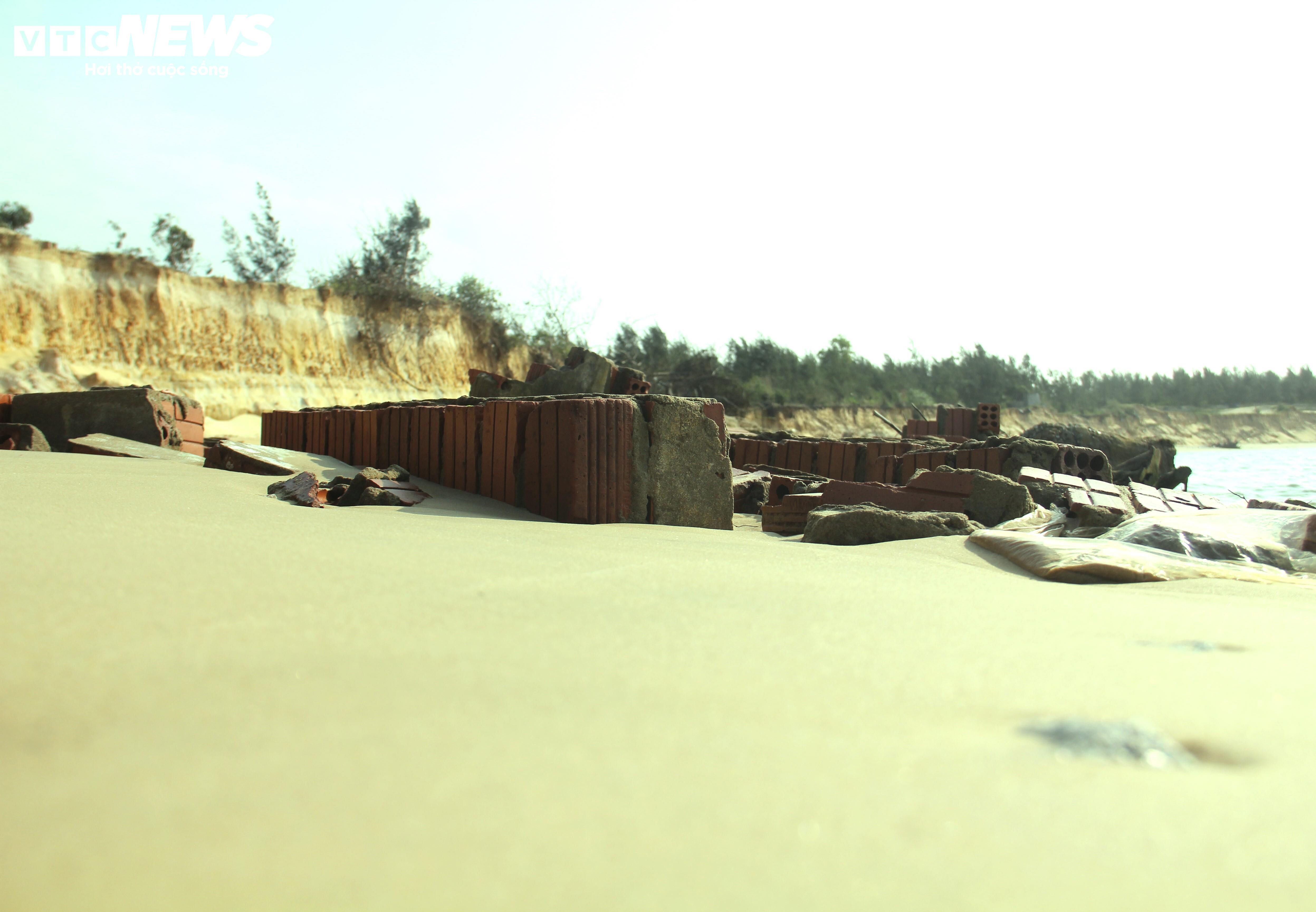 Sóng cuốn sập nhà tạm, 'nuốt chửng' ao tôm của người dân ven biển ở Quảng Nam - 2