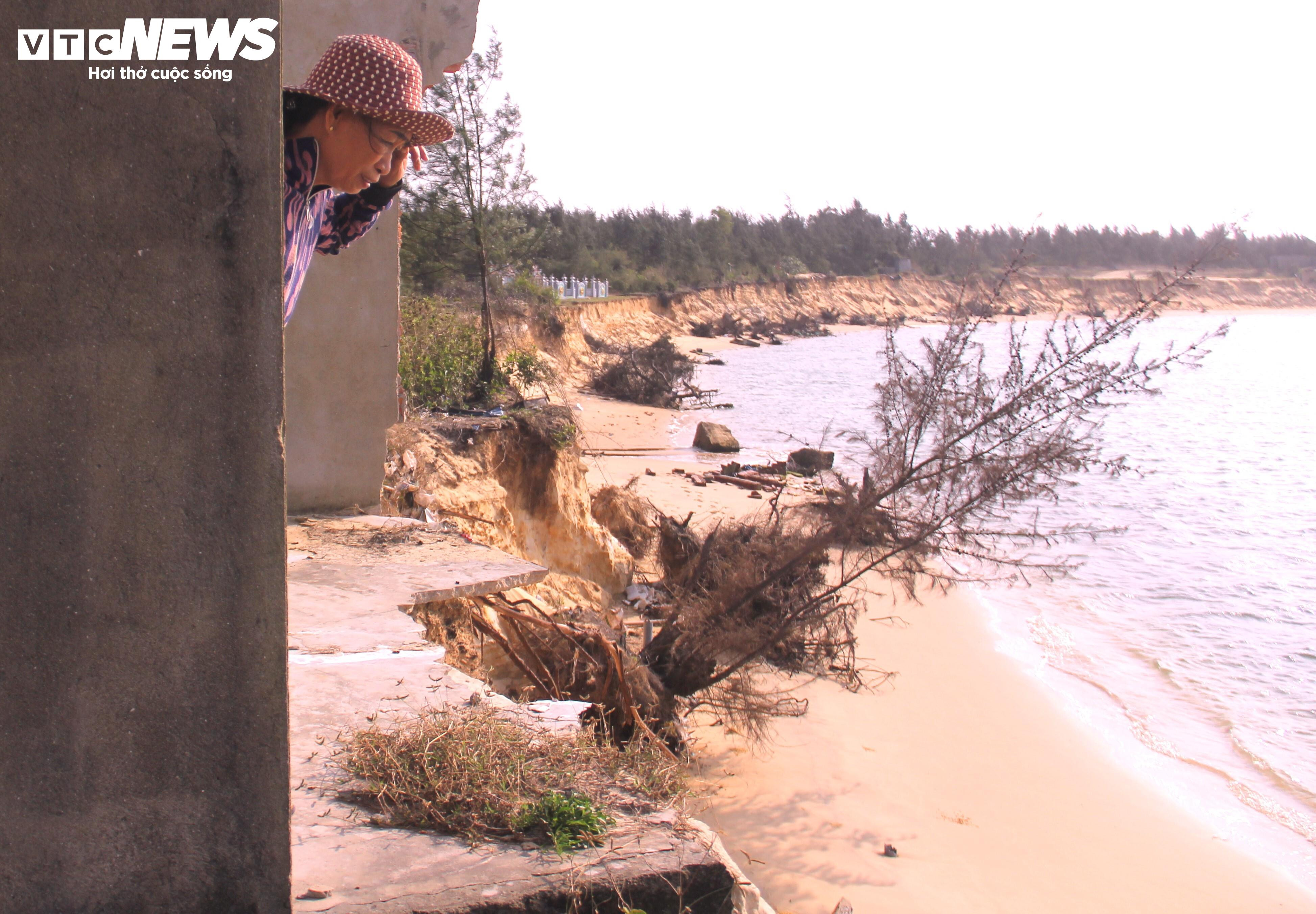 Sóng cuốn sập nhà tạm, 'nuốt chửng' ao tôm của người dân ven biển ở Quảng Nam - 3