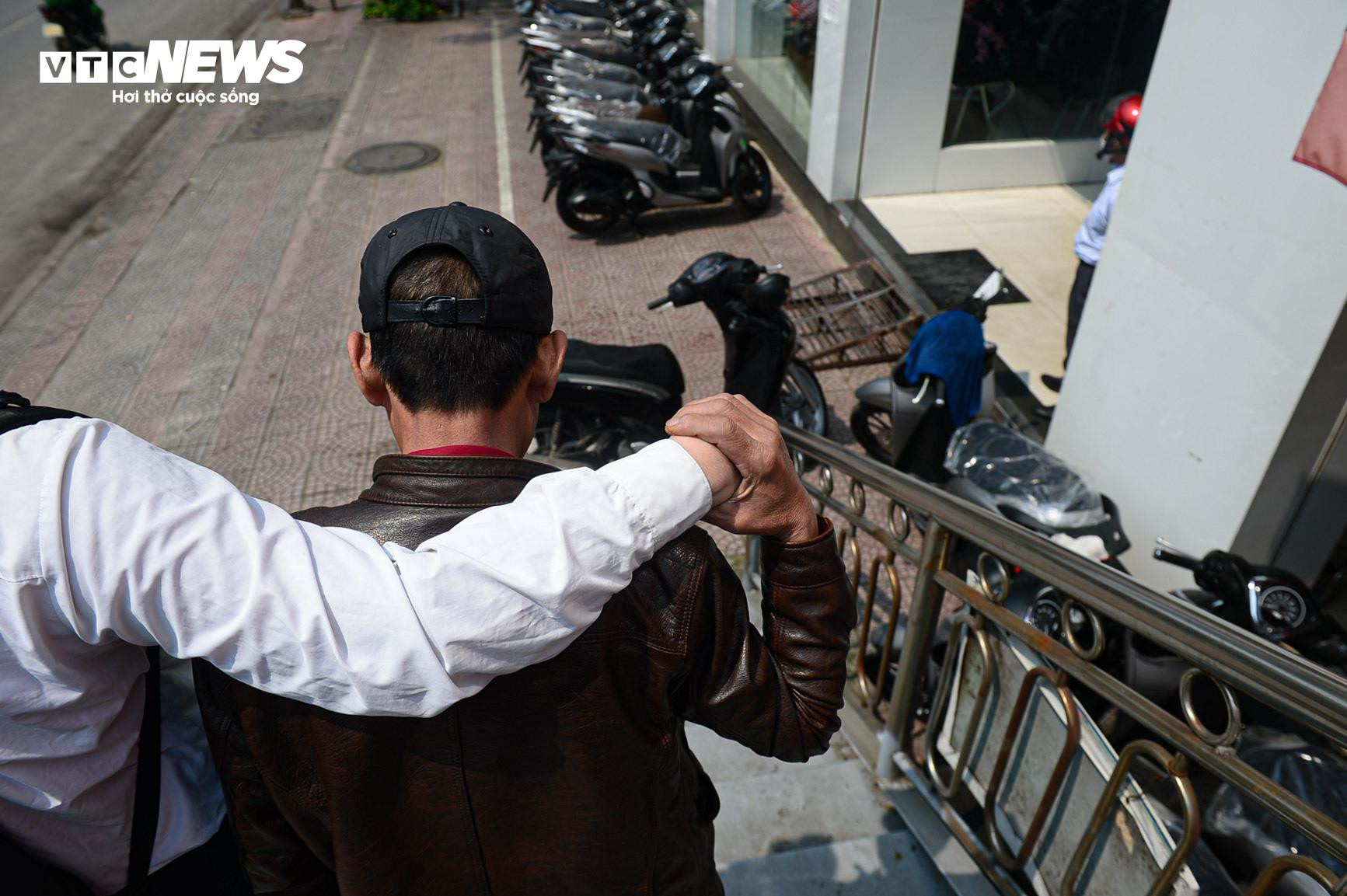 Chàng khiếm thị mê sáo trúc và hành trình mang âm nhạc chữa lành vết thương - 4