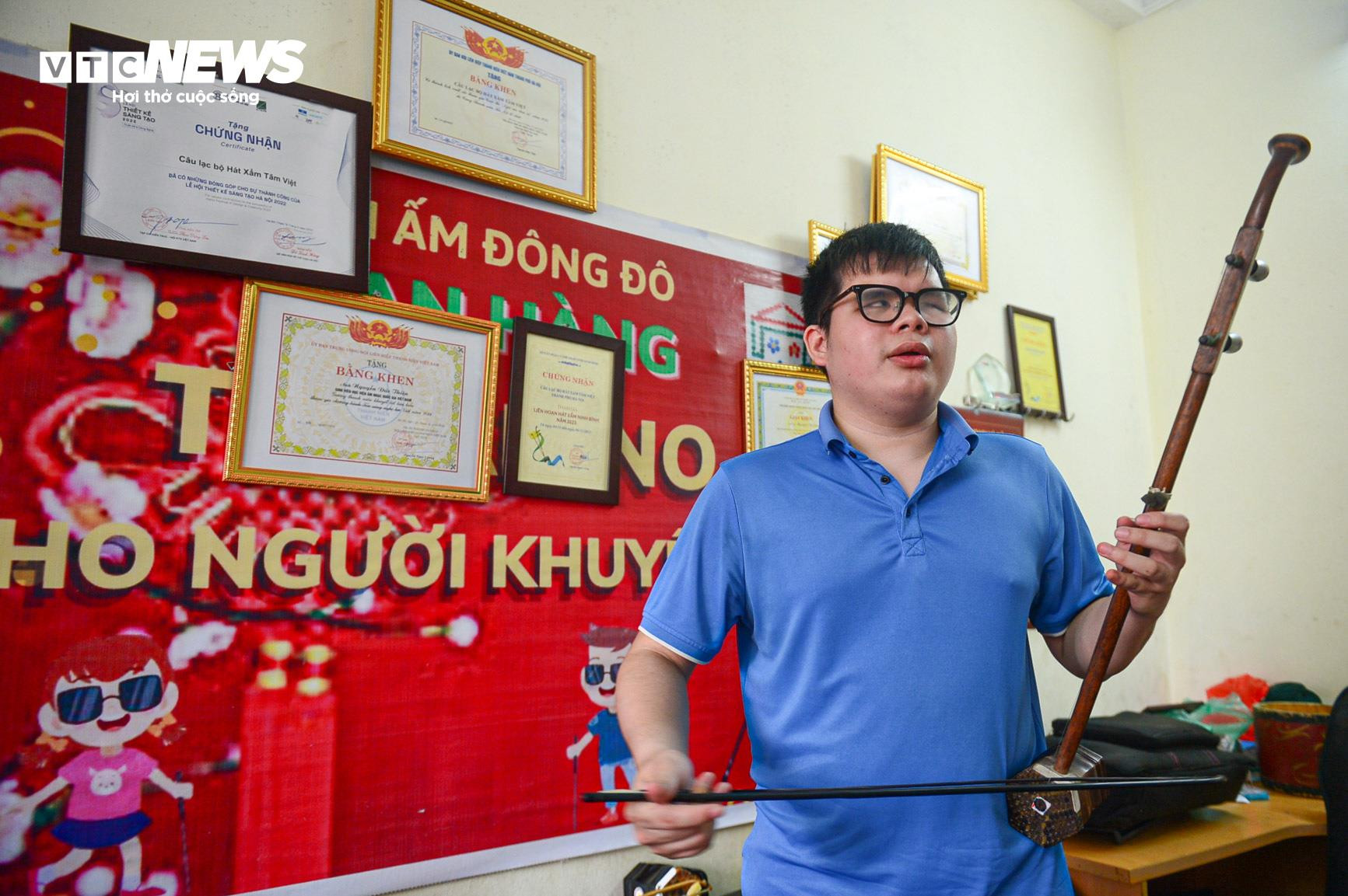 Chàng khiếm thị mê sáo trúc và hành trình mang âm nhạc chữa lành vết thương - 18