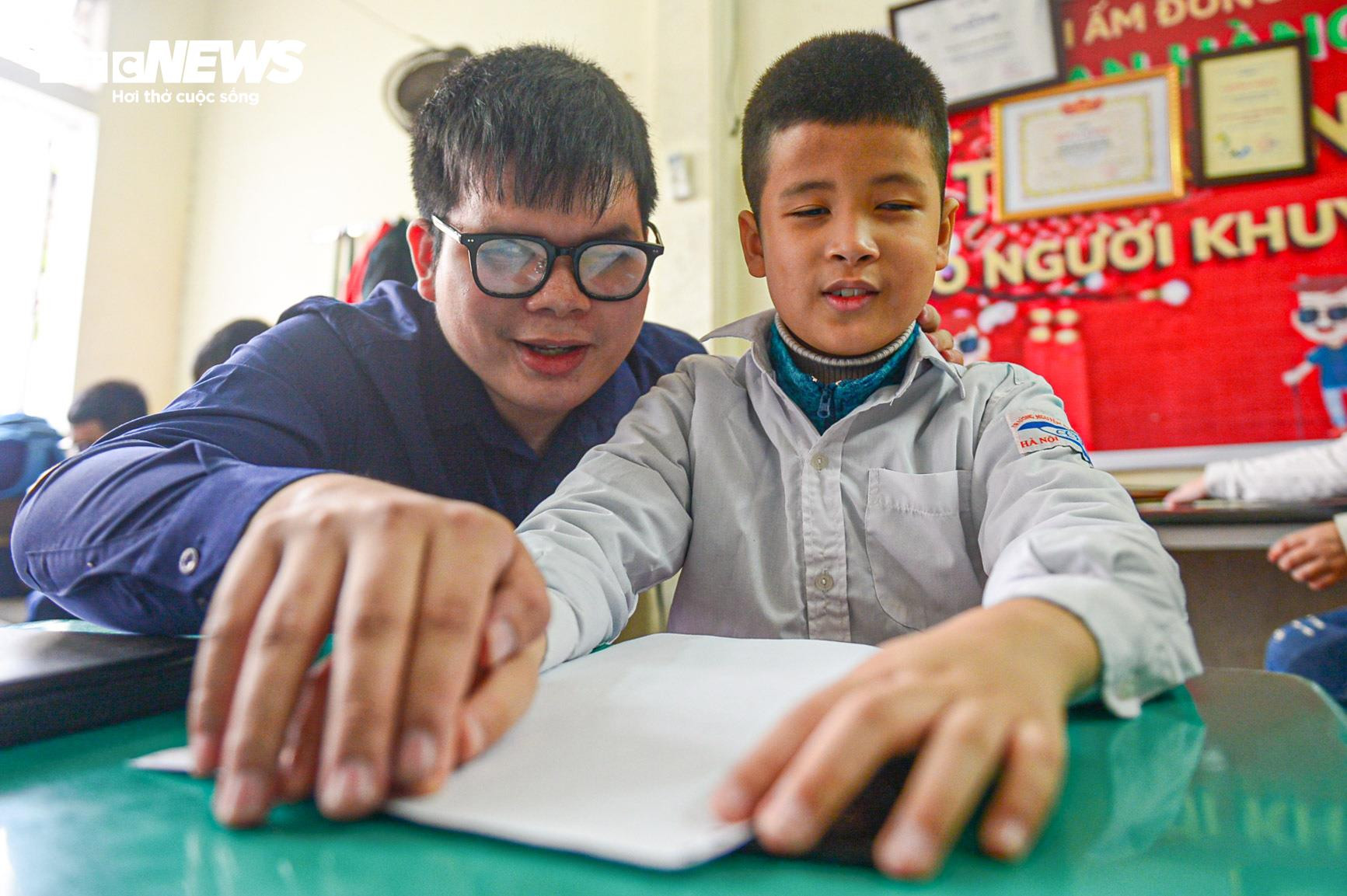 Chàng khiếm thị mê sáo trúc và hành trình mang âm nhạc chữa lành vết thương - 20