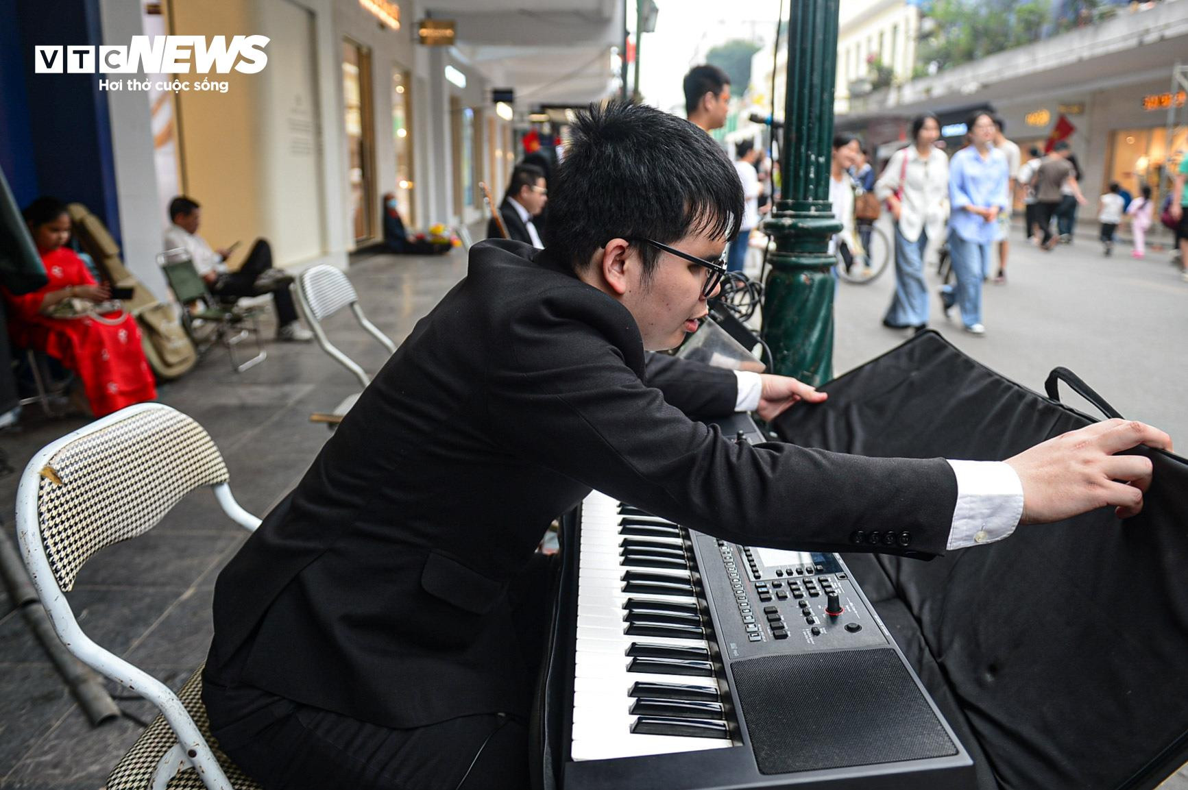 Chàng khiếm thị mê sáo trúc và hành trình mang âm nhạc chữa lành vết thương - 31