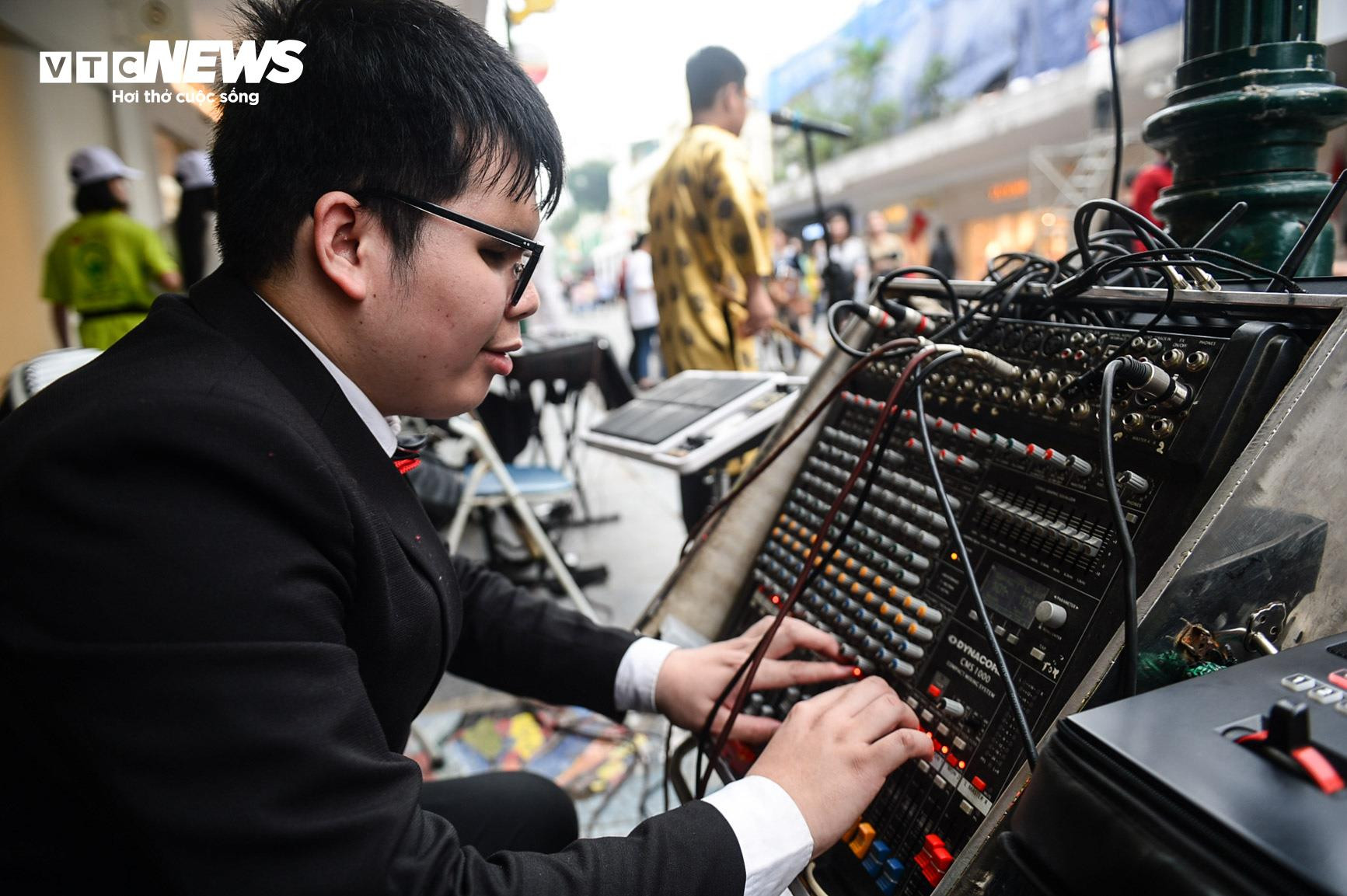 Chàng khiếm thị mê sáo trúc và hành trình mang âm nhạc chữa lành vết thương - 32