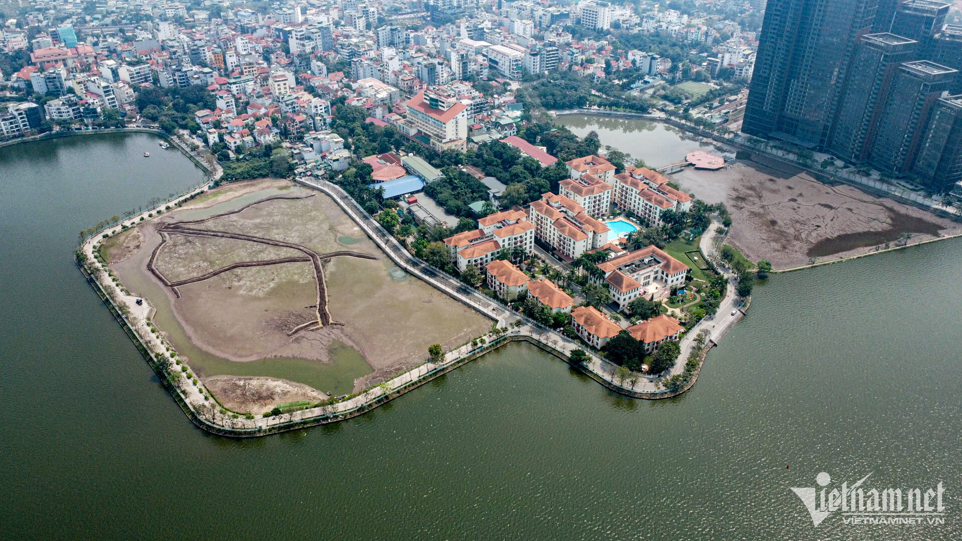 Đầm, ao ven Hồ Tây bất ngờ bị cạn nước, bốc mùi khó ngửi - 1