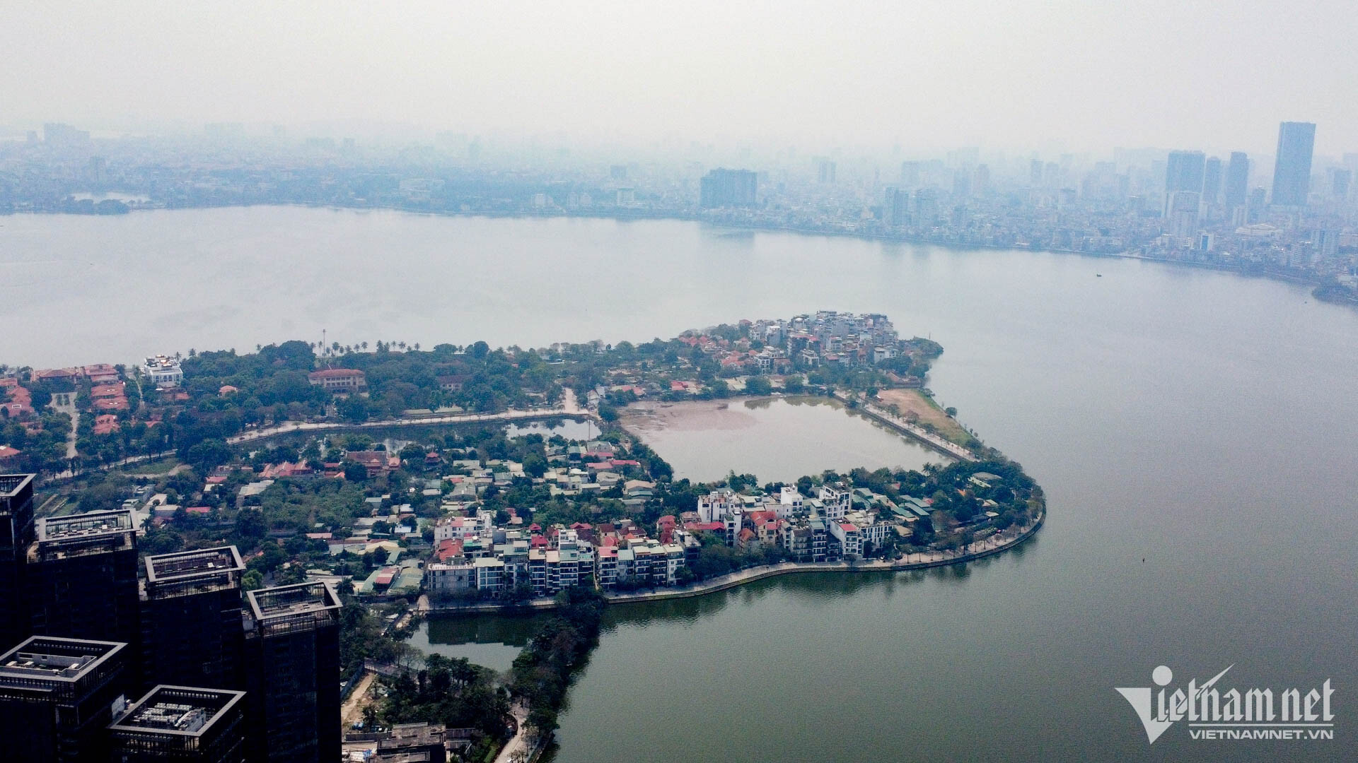 Đầm, ao ven Hồ Tây bất ngờ bị cạn nước, bốc mùi khó ngửi - 10