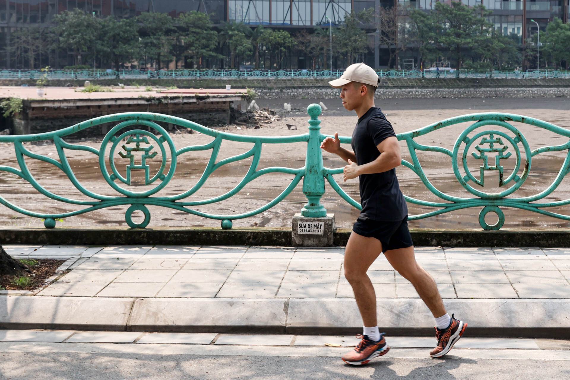 Đầm, ao ven Hồ Tây bất ngờ bị cạn nước, bốc mùi khó ngửi - 12