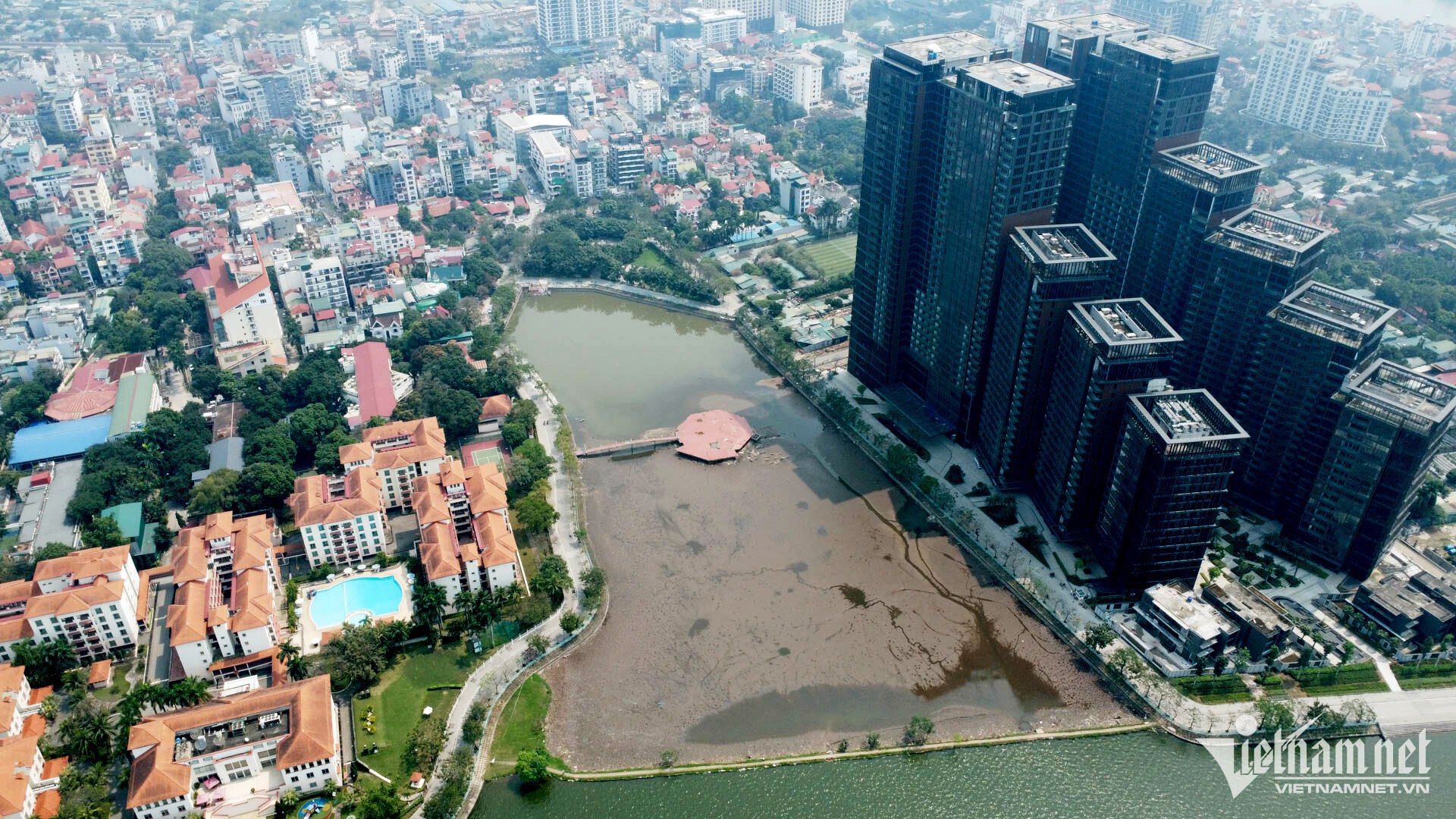 Đầm, ao ven Hồ Tây bất ngờ bị cạn nước, bốc mùi khó ngửi - 5
