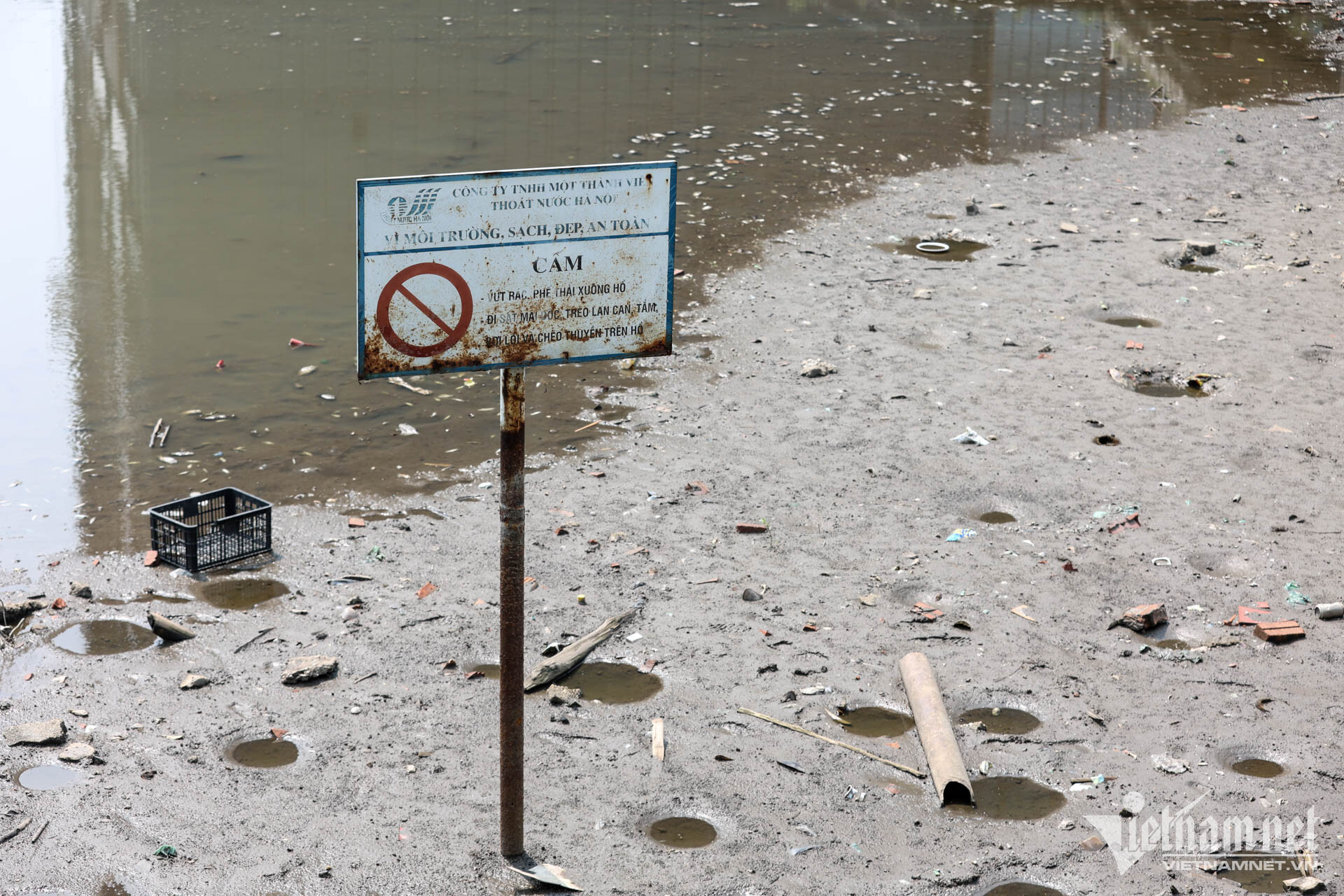 Đầm, ao ven Hồ Tây bất ngờ bị cạn nước, bốc mùi khó ngửi - 7