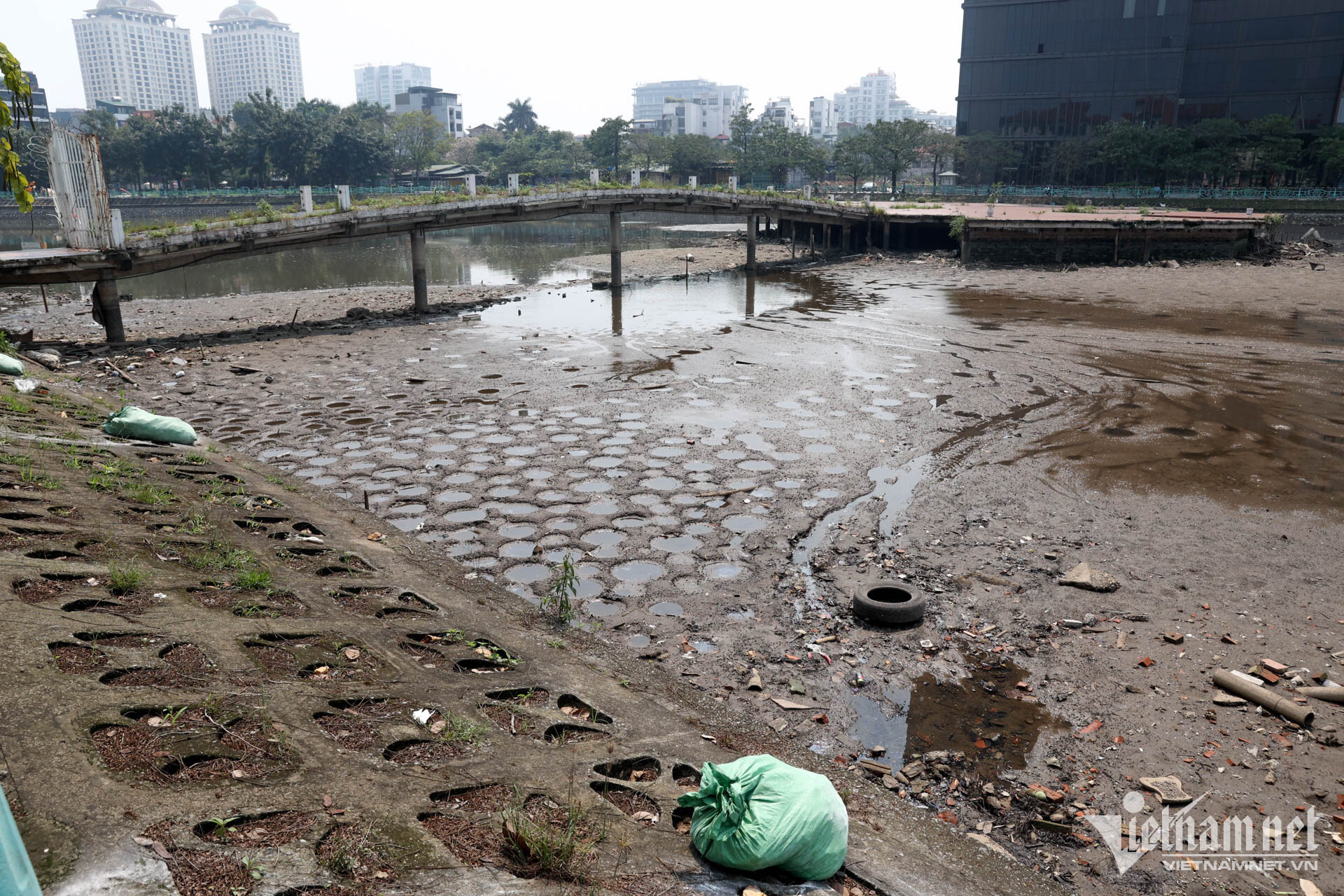 Đầm, ao ven Hồ Tây bất ngờ bị cạn nước, bốc mùi khó ngửi - 8