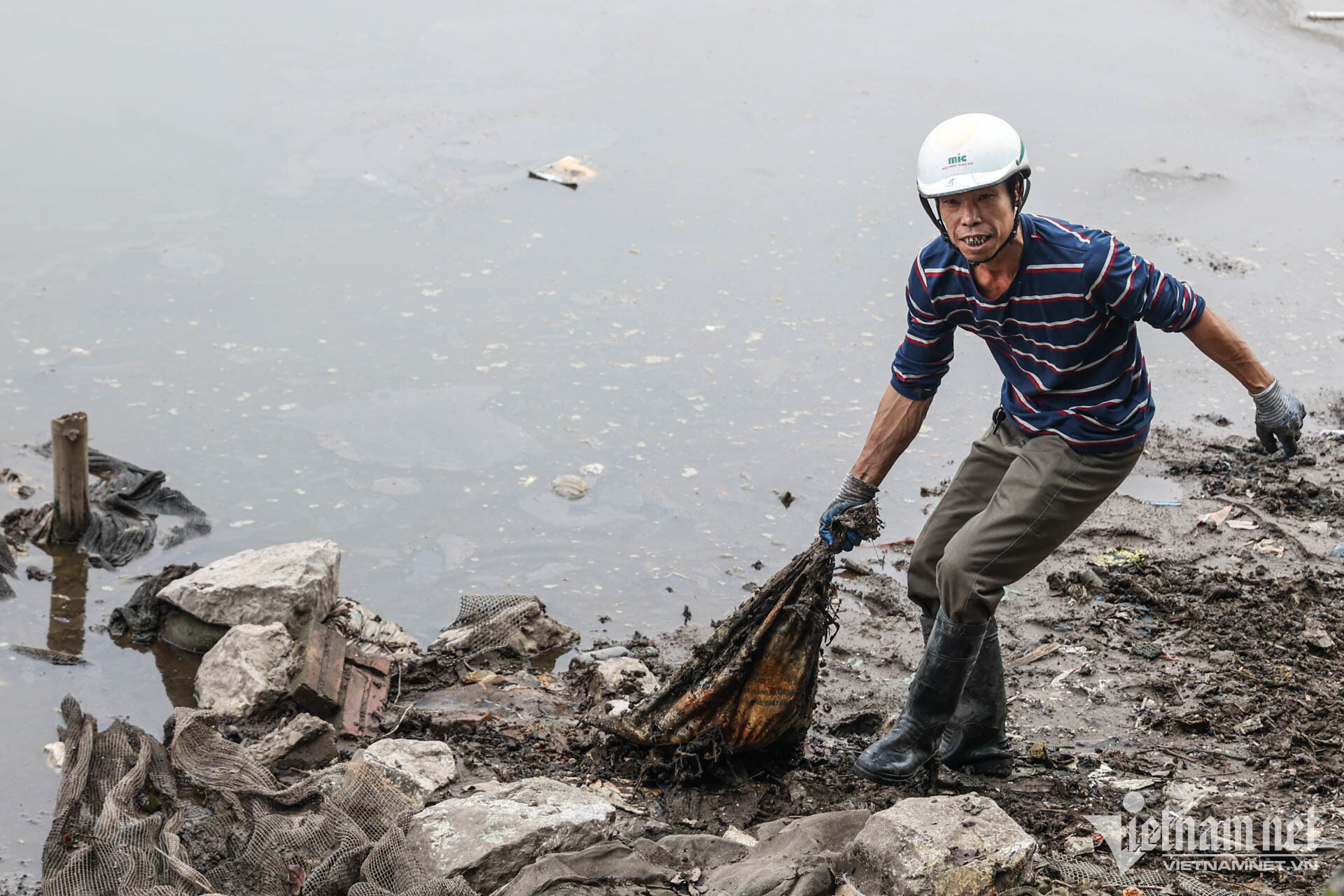 Đầm, ao ven Hồ Tây bất ngờ bị cạn nước, bốc mùi khó ngửi - 9