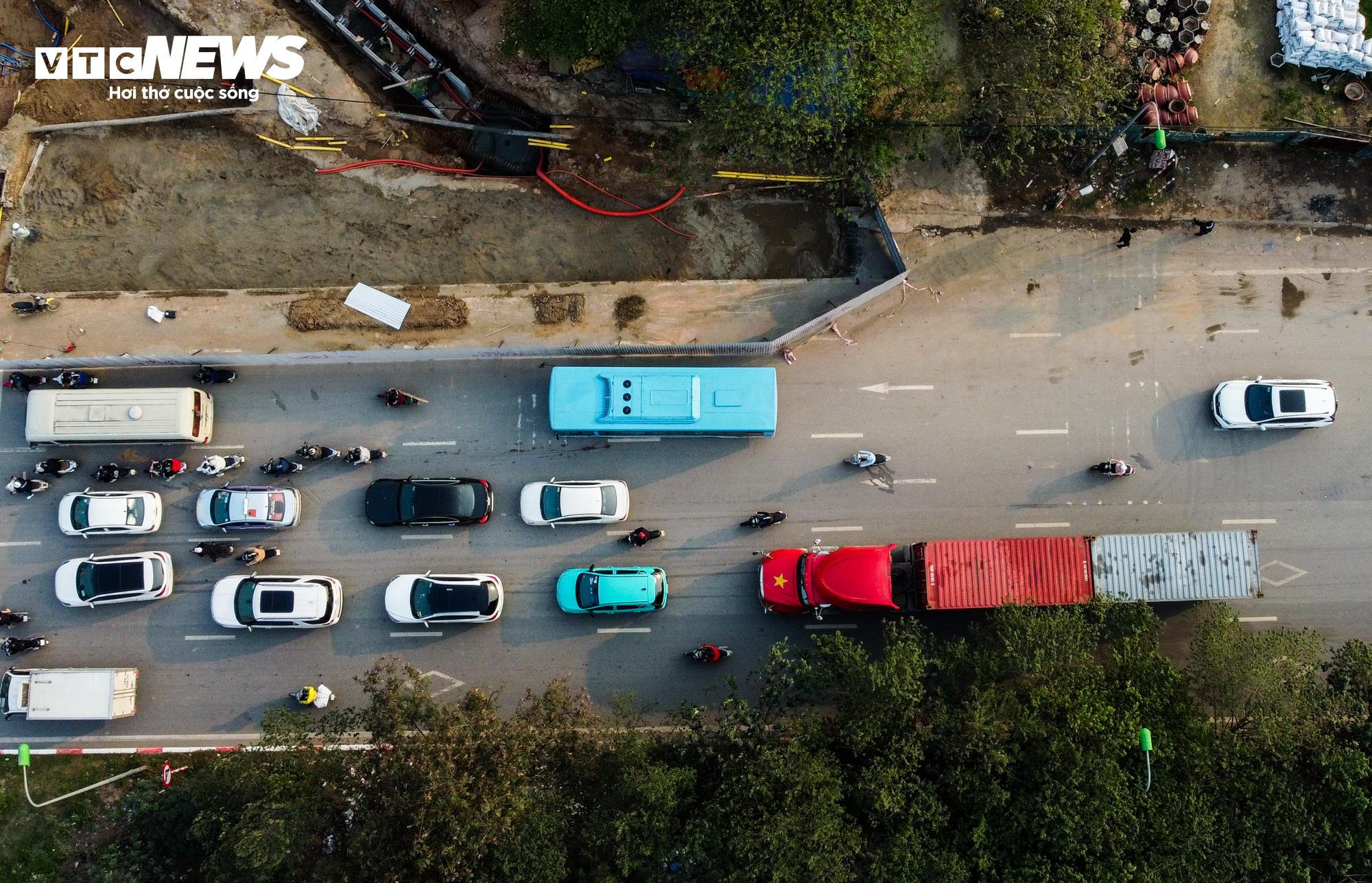 Hà Nội: Thu hẹp rào chắn, không còn cảnh ùn tắc tại nút giao Đại lộ Thăng Long - 6