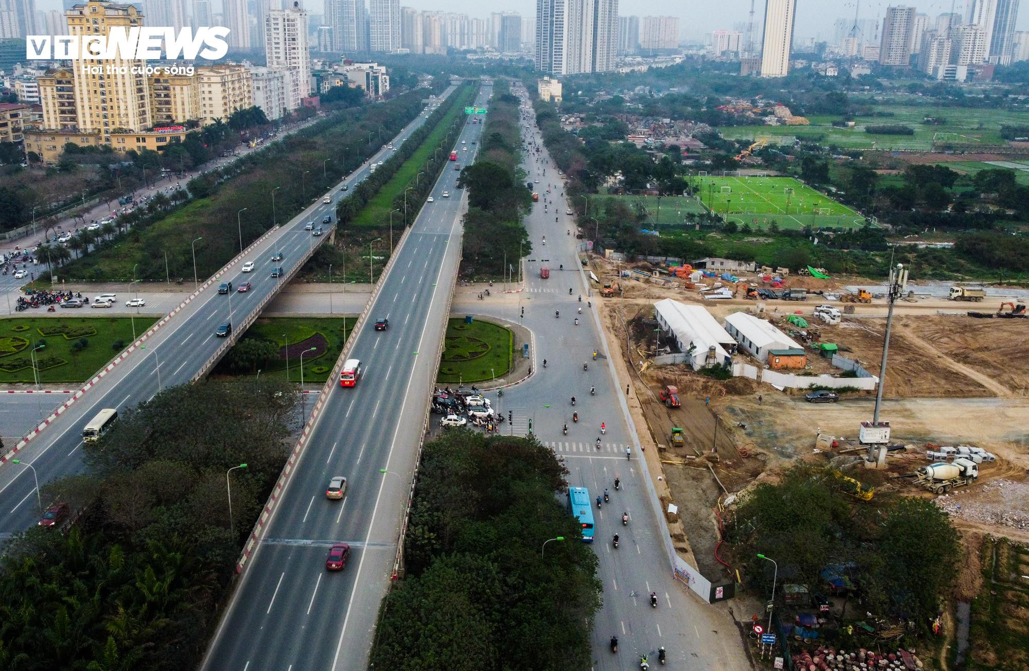 Hà Nội: Thu hẹp rào chắn, không còn cảnh ùn tắc tại nút giao Đại lộ Thăng Long - 2