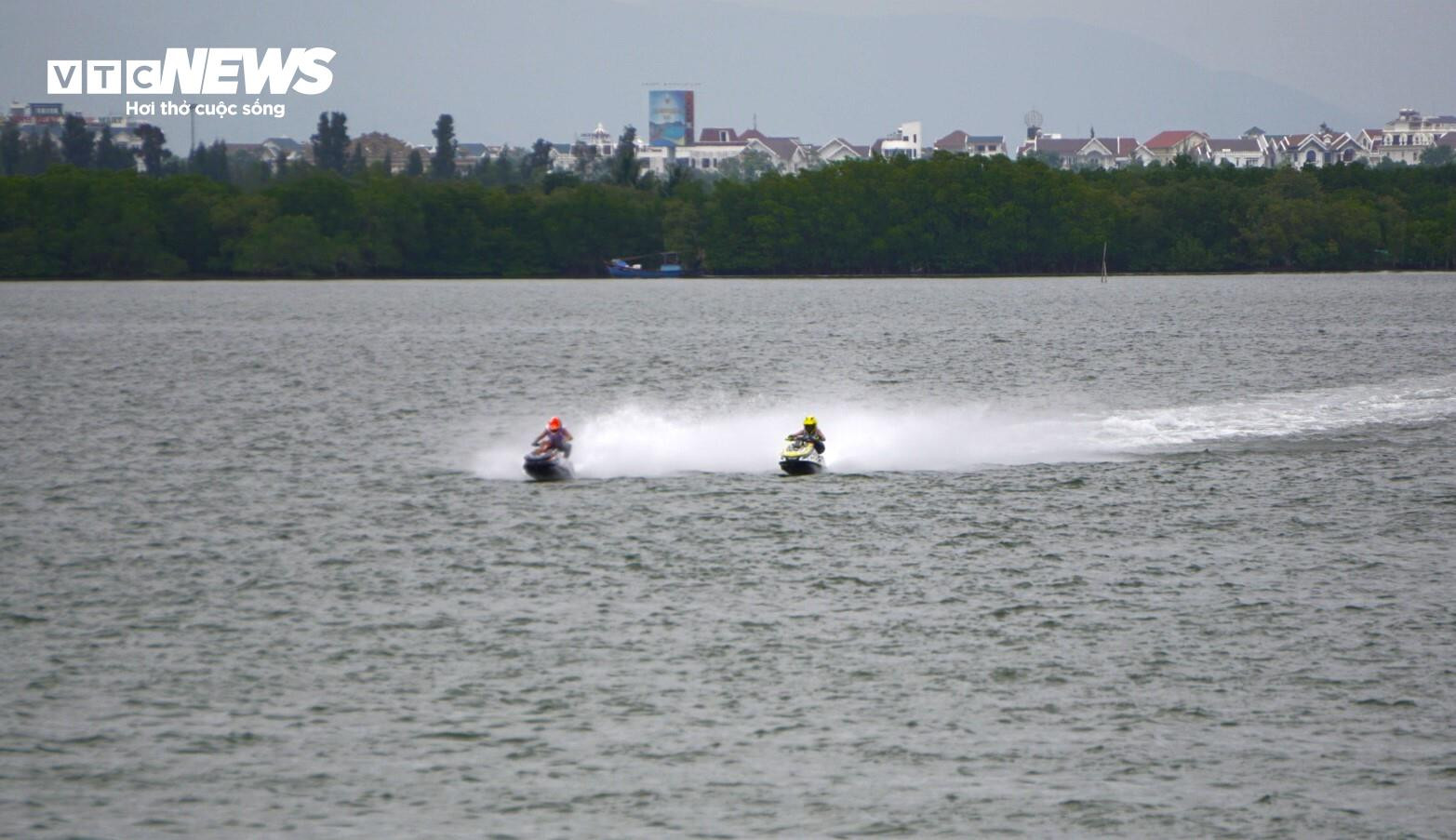 70 tay đua giỏi nhất trong làng đua mô tô nước thế giới quy tụ tại Bình Định - 5