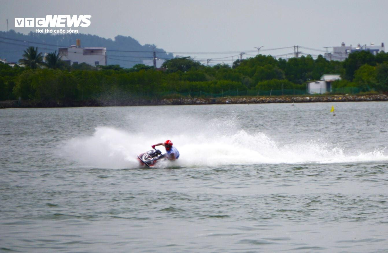 70 tay đua giỏi nhất trong làng đua mô tô nước thế giới quy tụ tại Bình Định - 7