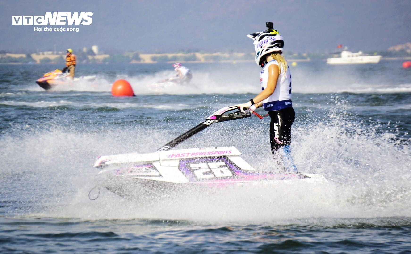  Ấn tượng ngày mở màn Giải vô địch thế giới mô tô nước ở Bình Định - 5