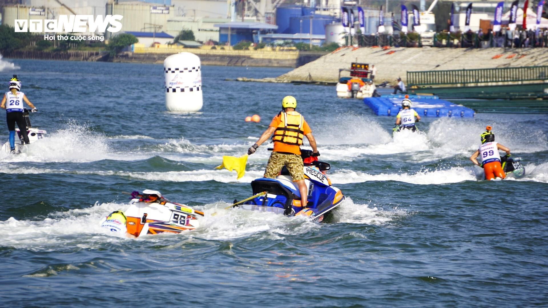  Ấn tượng ngày mở màn Giải vô địch thế giới mô tô nước ở Bình Định - 6