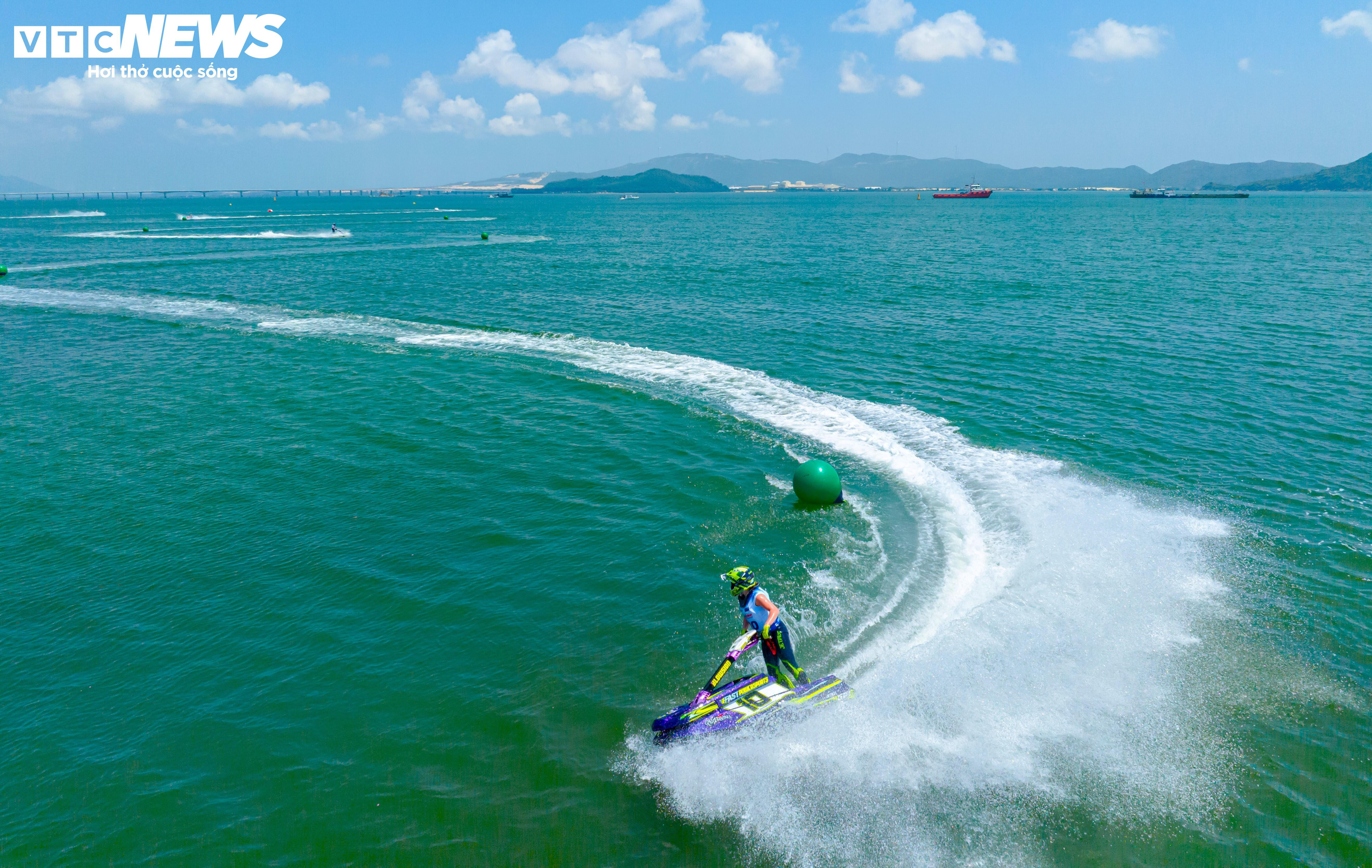  Ấn tượng ngày mở màn Giải vô địch thế giới mô tô nước ở Bình Định - 4