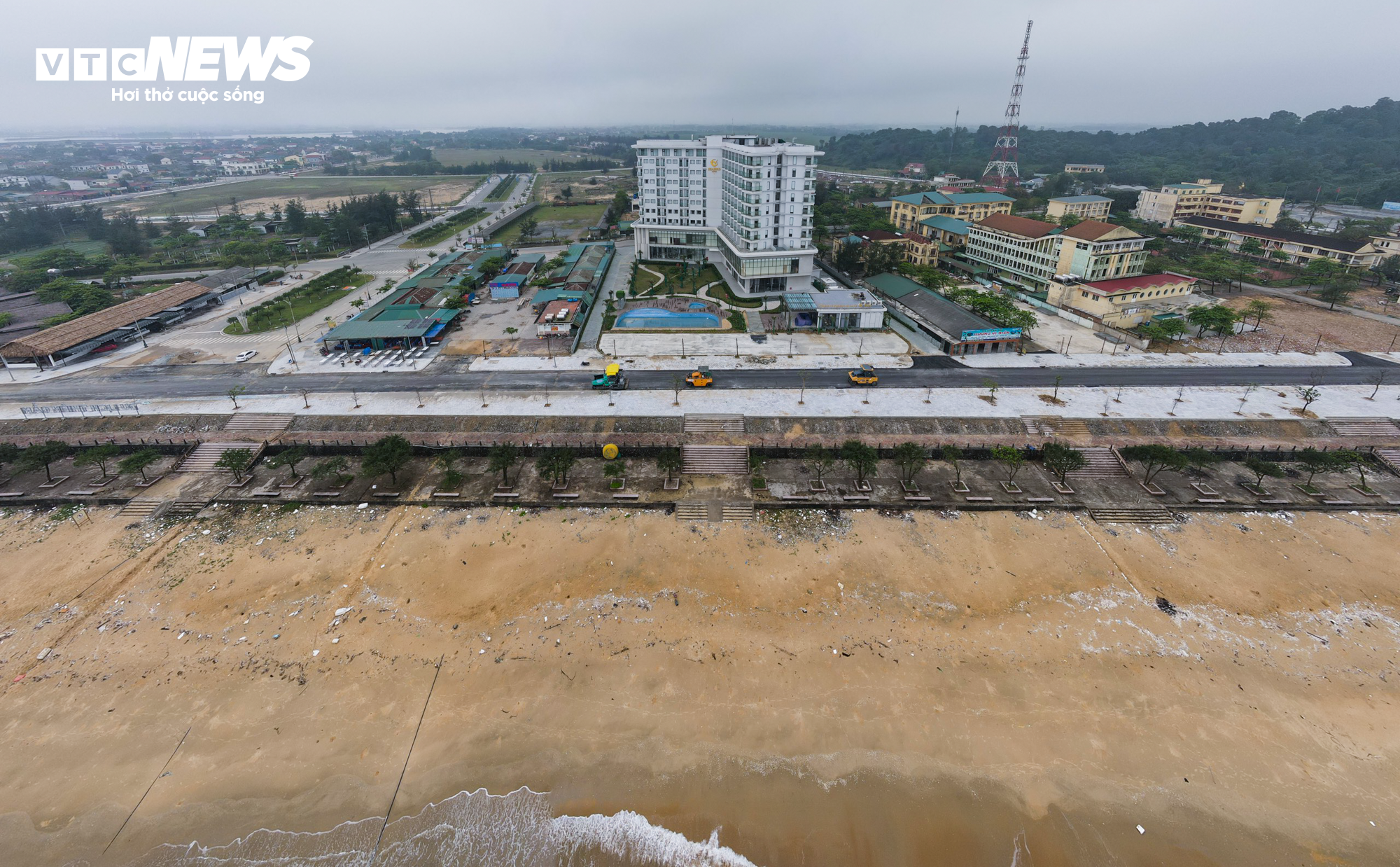 Xốp, rác thải nhựa bủa vây bãi biển đẹp nhất Hà Tĩnh trước mùa du lịch - 19