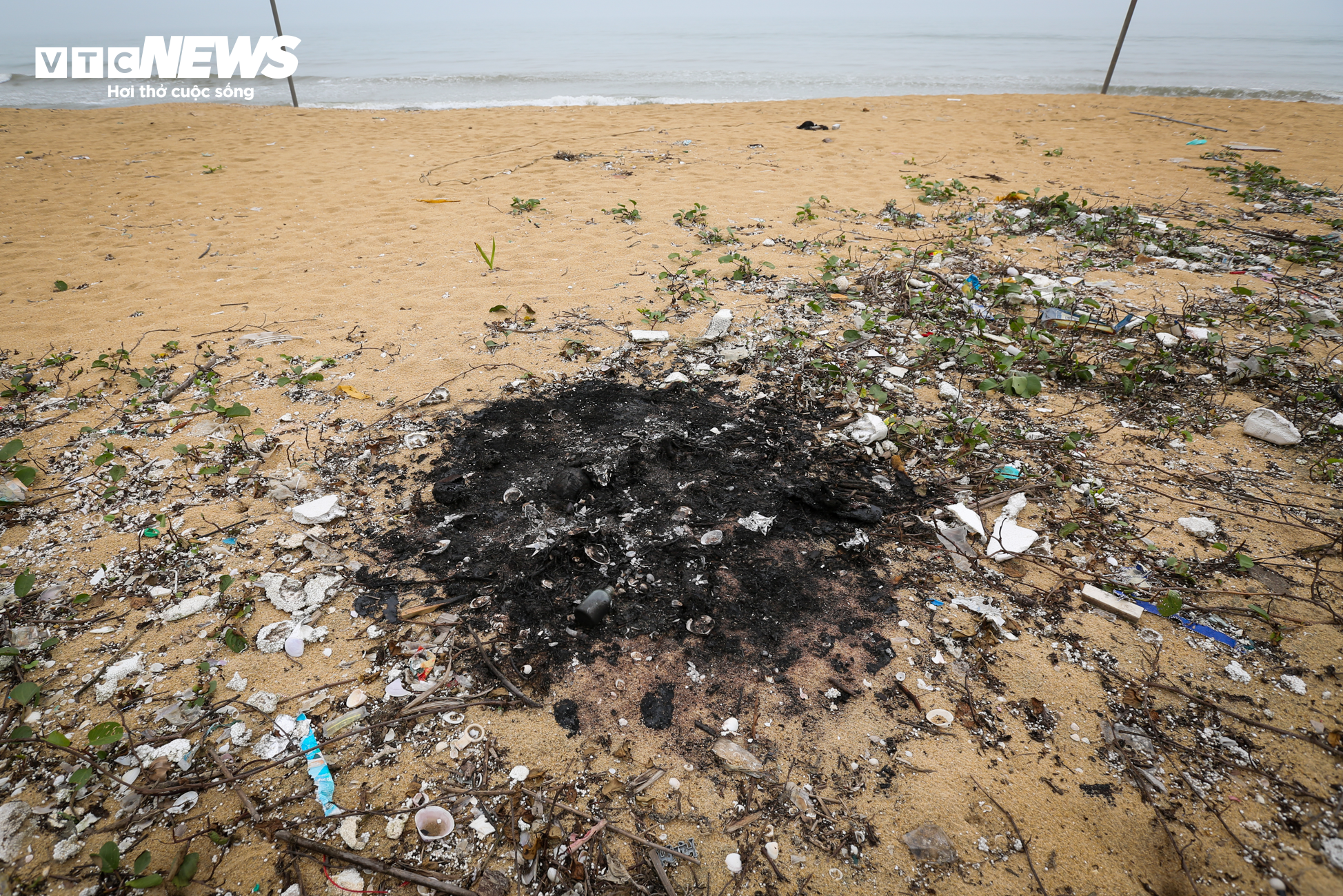 Xốp, rác thải nhựa bủa vây bãi biển đẹp nhất Hà Tĩnh trước mùa du lịch - 17
