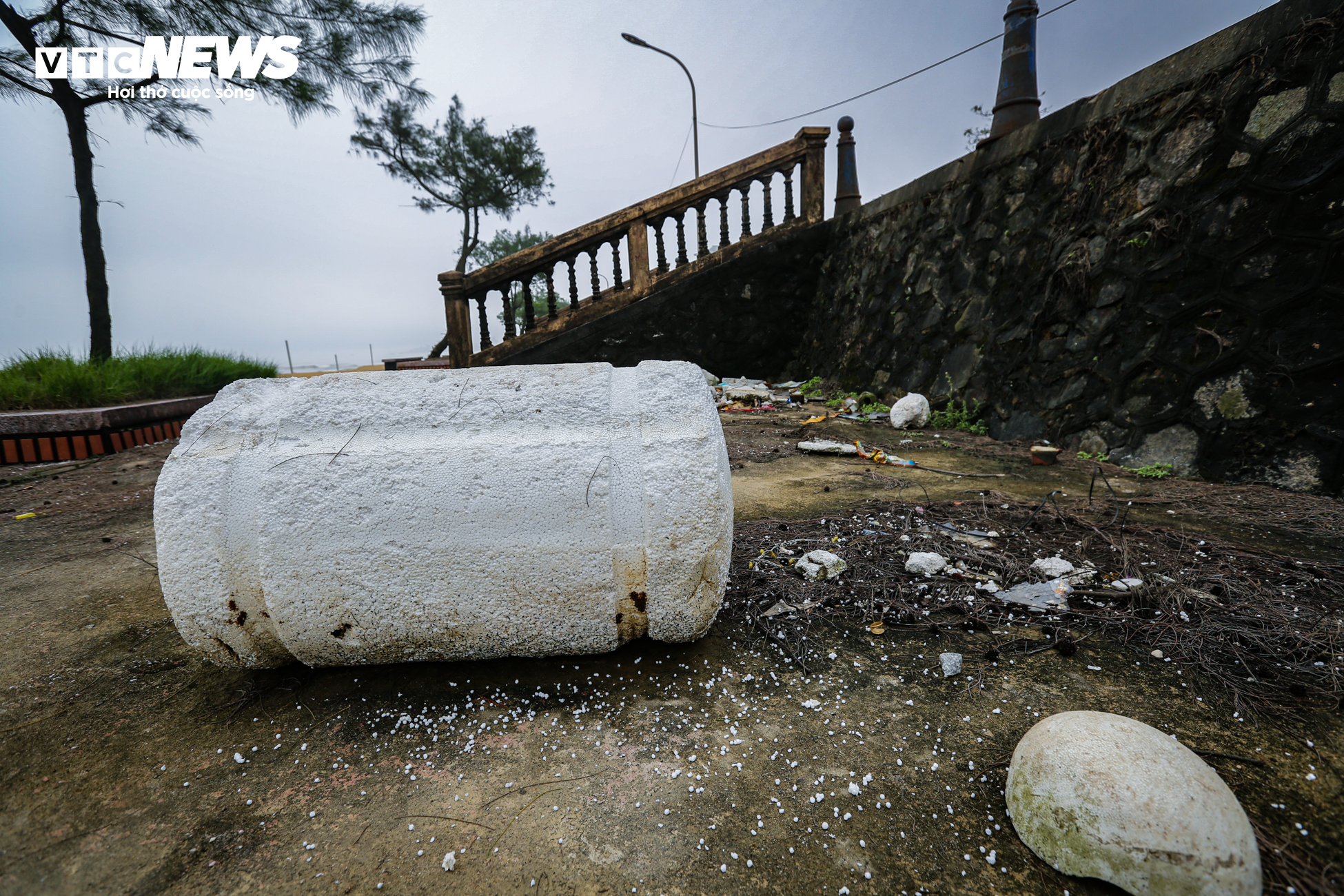 Xốp, rác thải nhựa bủa vây bãi biển đẹp nhất Hà Tĩnh trước mùa du lịch - 6