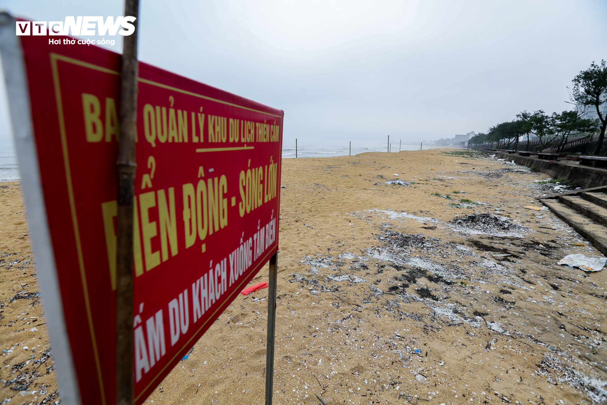 Xốp, rác thải nhựa bủa vây bãi biển đẹp nhất Hà Tĩnh trước mùa du lịch - 3