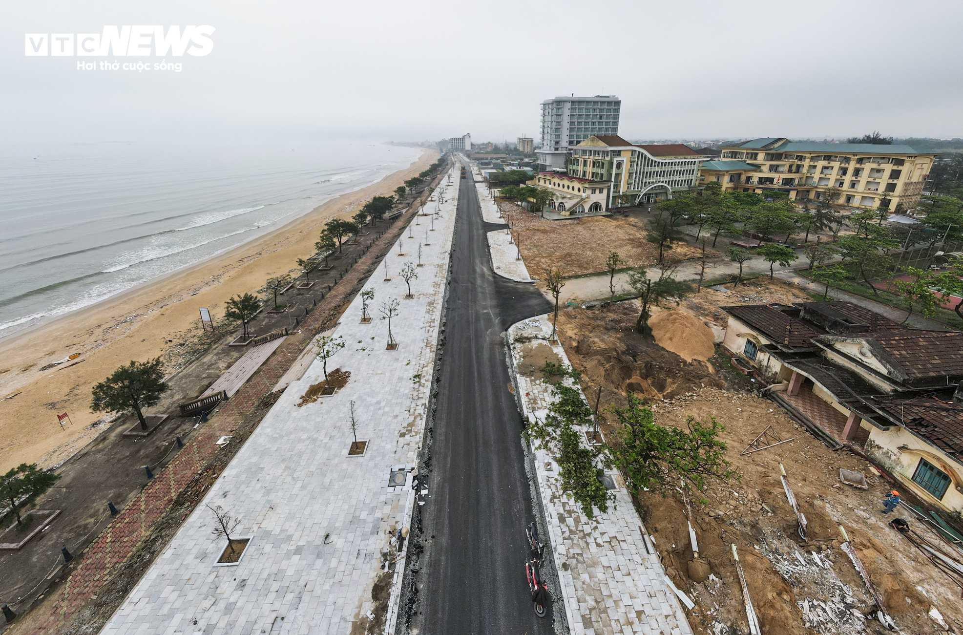 Xốp, rác thải nhựa bủa vây bãi biển đẹp nhất Hà Tĩnh trước mùa du lịch - 1