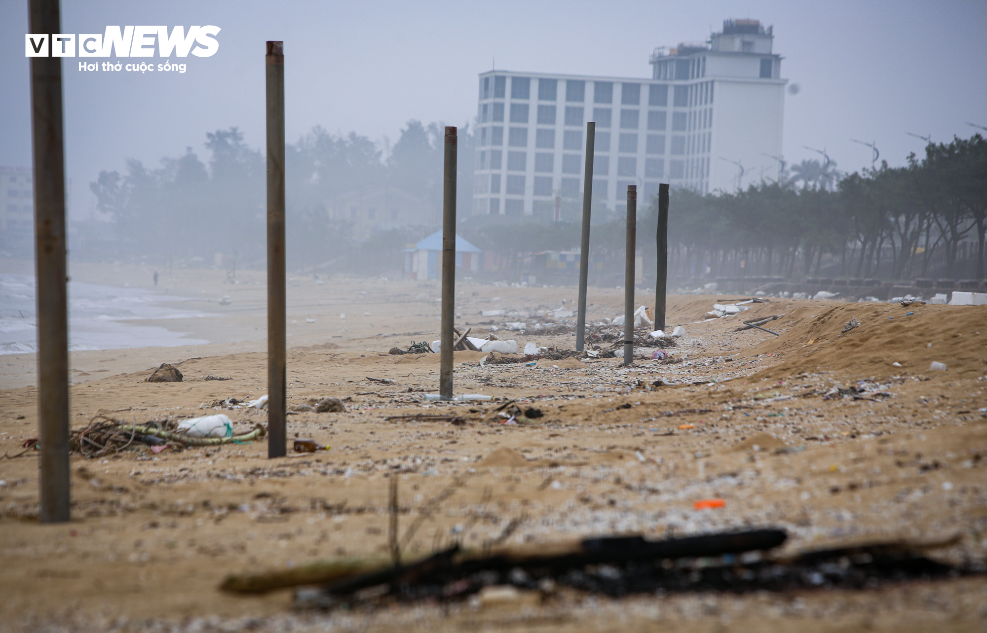 Xốp, rác thải nhựa bủa vây bãi biển đẹp nhất Hà Tĩnh trước mùa du lịch - 11