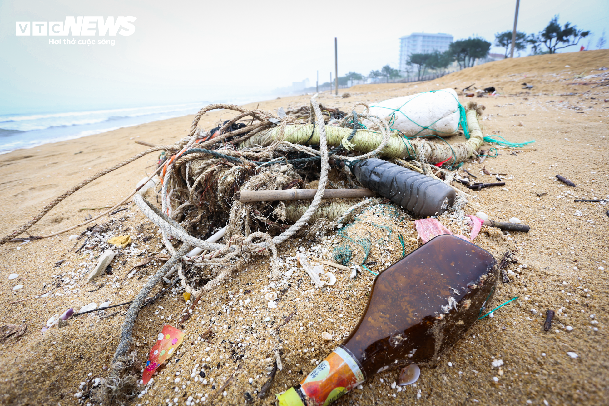 Xốp, rác thải nhựa bủa vây bãi biển đẹp nhất Hà Tĩnh trước mùa du lịch - 8