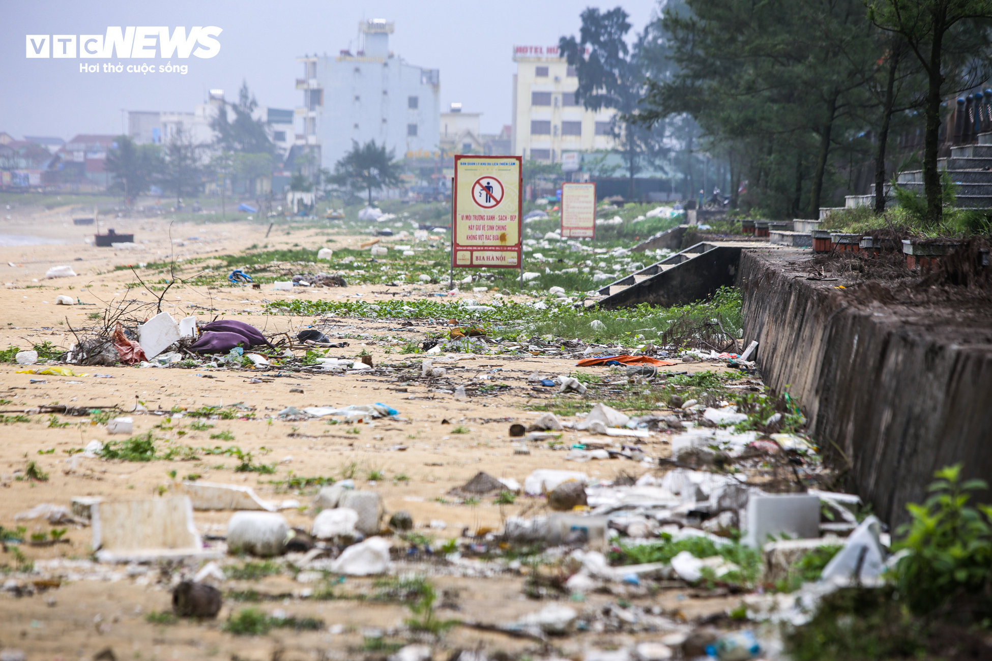 Xốp, rác thải nhựa bủa vây bãi biển đẹp nhất Hà Tĩnh trước mùa du lịch - 2
