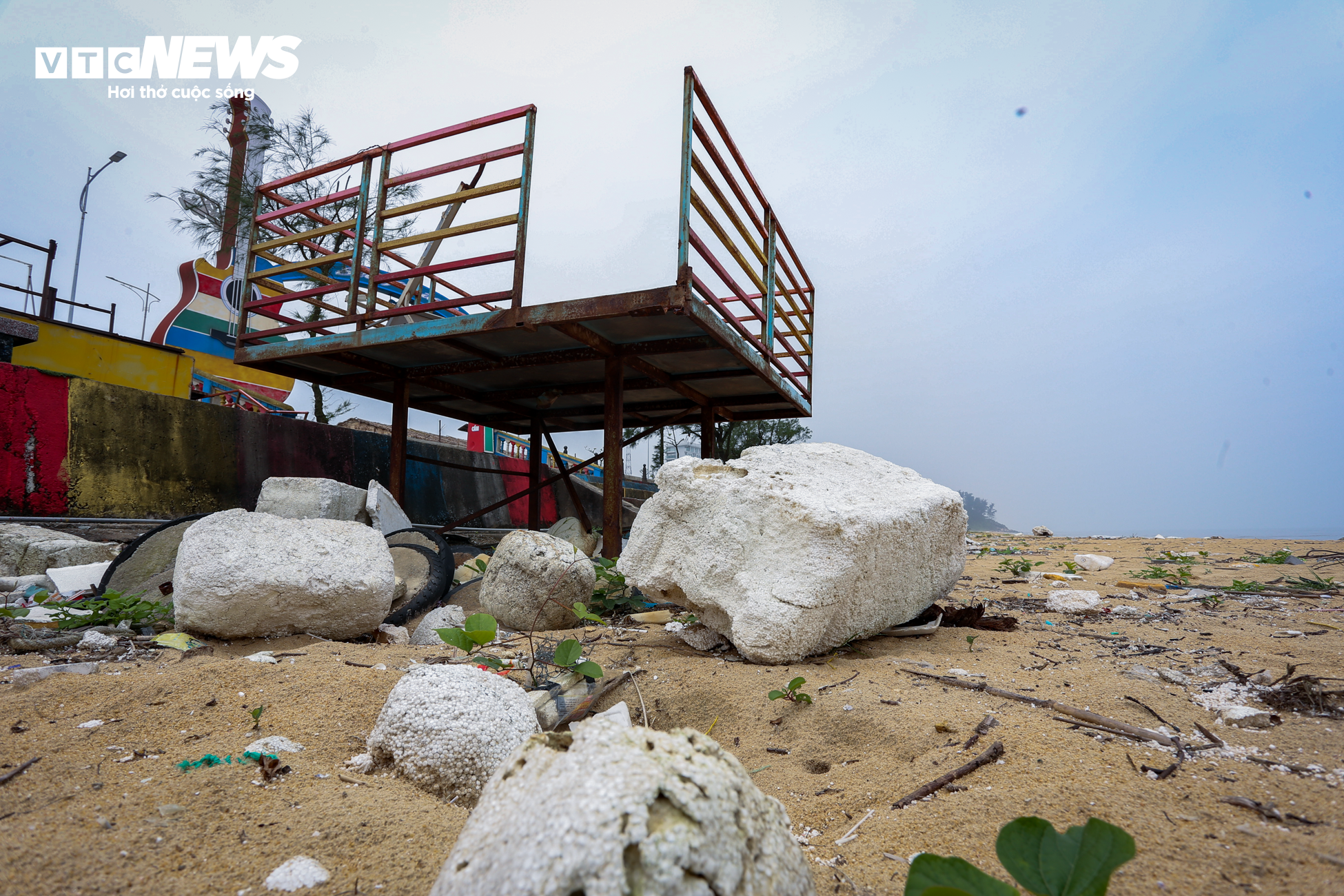 Xốp, rác thải nhựa bủa vây bãi biển đẹp nhất Hà Tĩnh trước mùa du lịch - 5