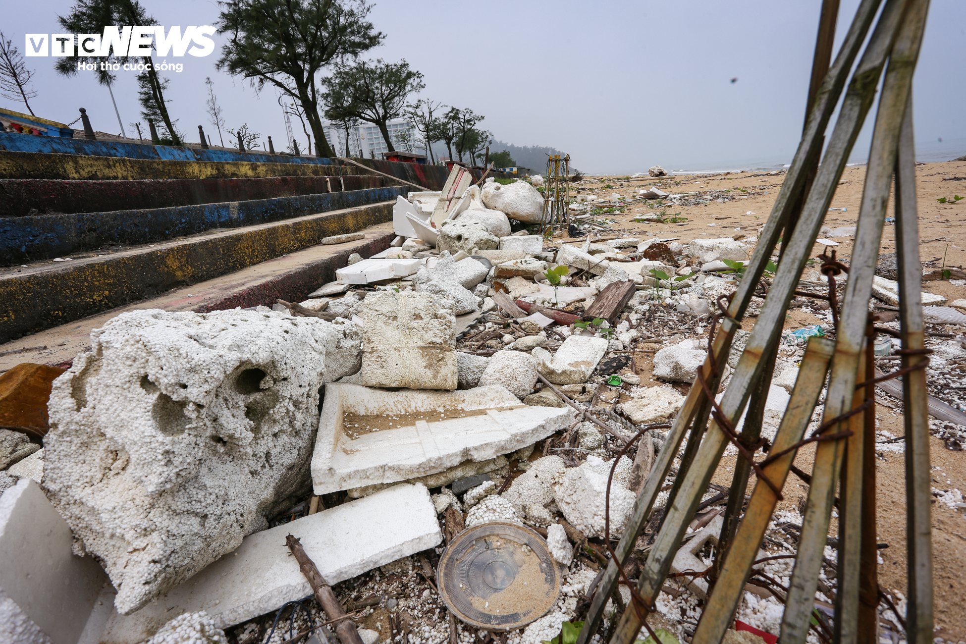 Xốp, rác thải nhựa bủa vây bãi biển đẹp nhất Hà Tĩnh trước mùa du lịch - 7