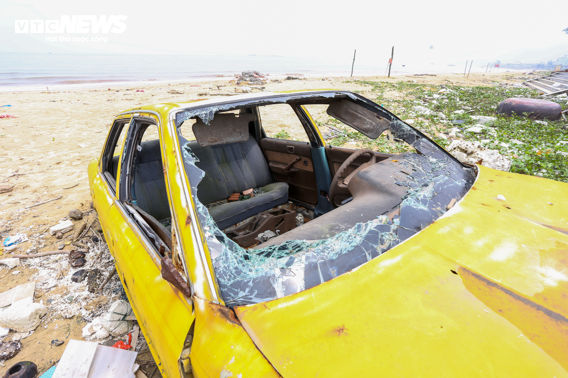 Xốp, rác thải nhựa bủa vây bãi biển đẹp nhất Hà Tĩnh trước mùa du lịch - 10