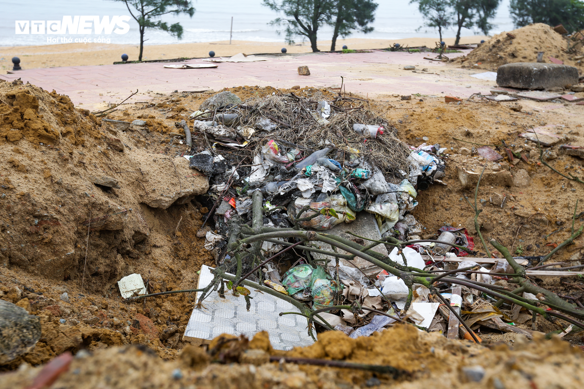 Xốp, rác thải nhựa bủa vây bãi biển đẹp nhất Hà Tĩnh trước mùa du lịch - 14