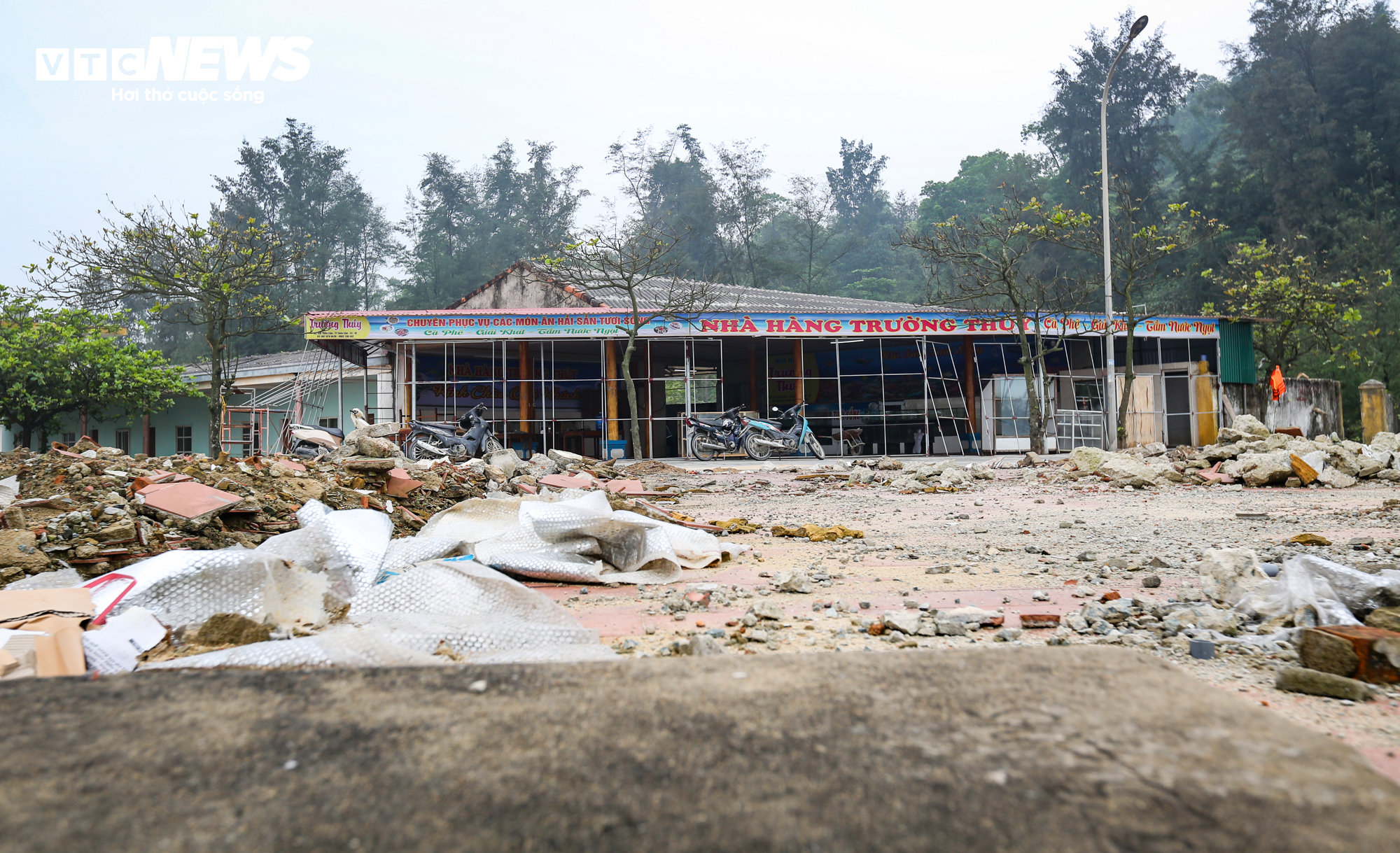 Xốp, rác thải nhựa bủa vây bãi biển đẹp nhất Hà Tĩnh trước mùa du lịch - 13