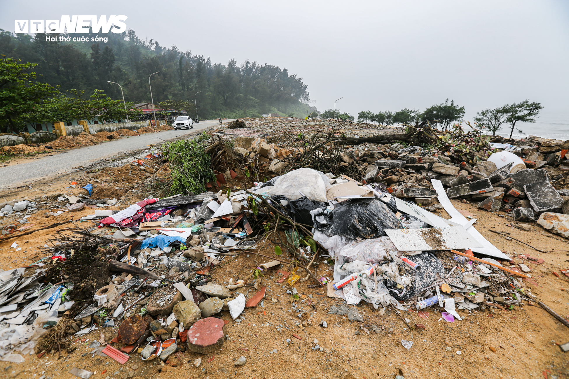 Xốp, rác thải nhựa bủa vây bãi biển đẹp nhất Hà Tĩnh trước mùa du lịch - 4